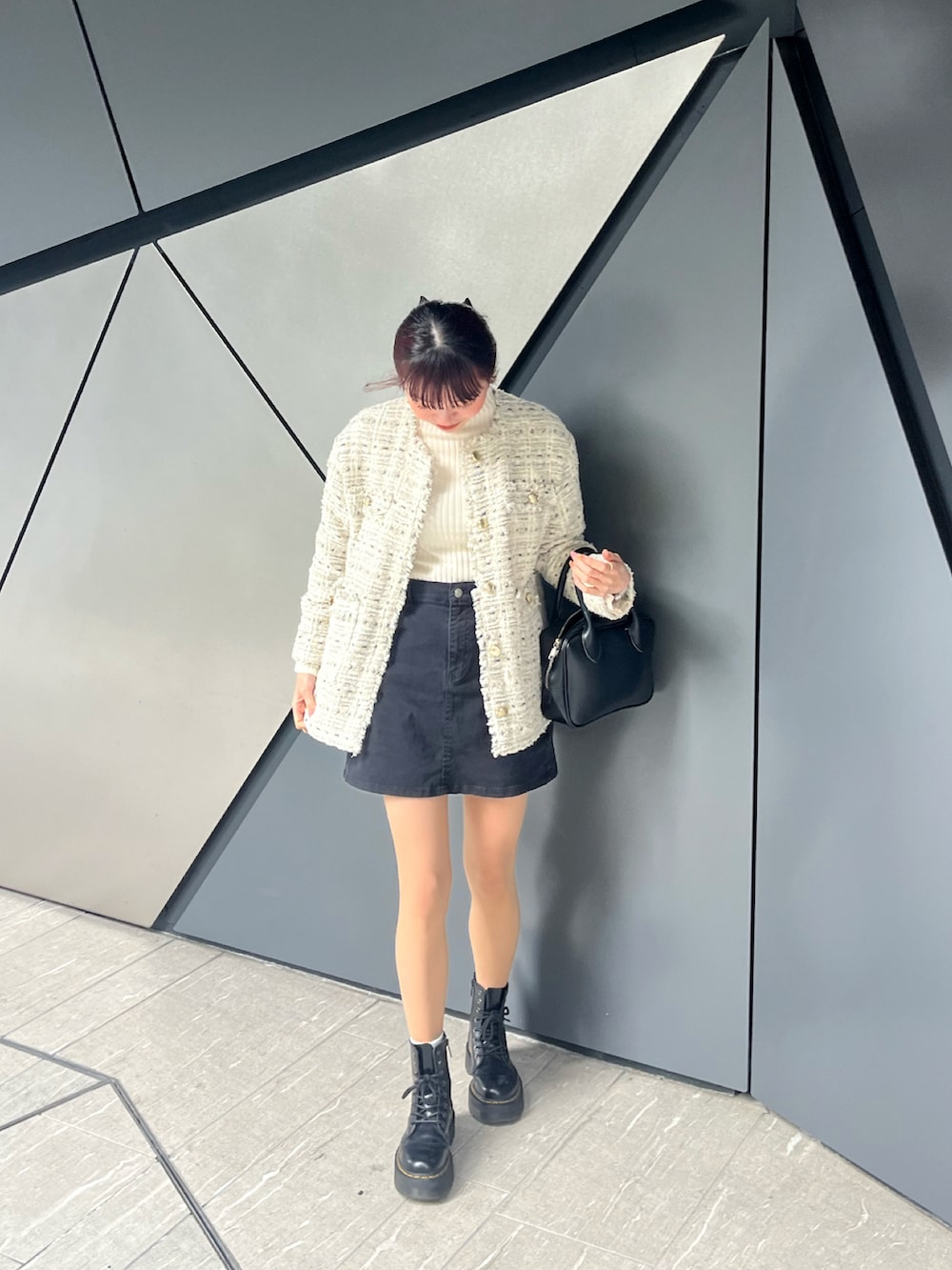 「ツイード、ツイードジャケット、ドクターマーチン、Dr.Martens、ガーリー」｜「BEAMS HEARTのBEAMS HEART / ツイード ミドルジャケット（スーツジャケット、ホワイト系）」を使った、misakiさん（レディース・163cm）の冬コーディネートの2枚目の写真