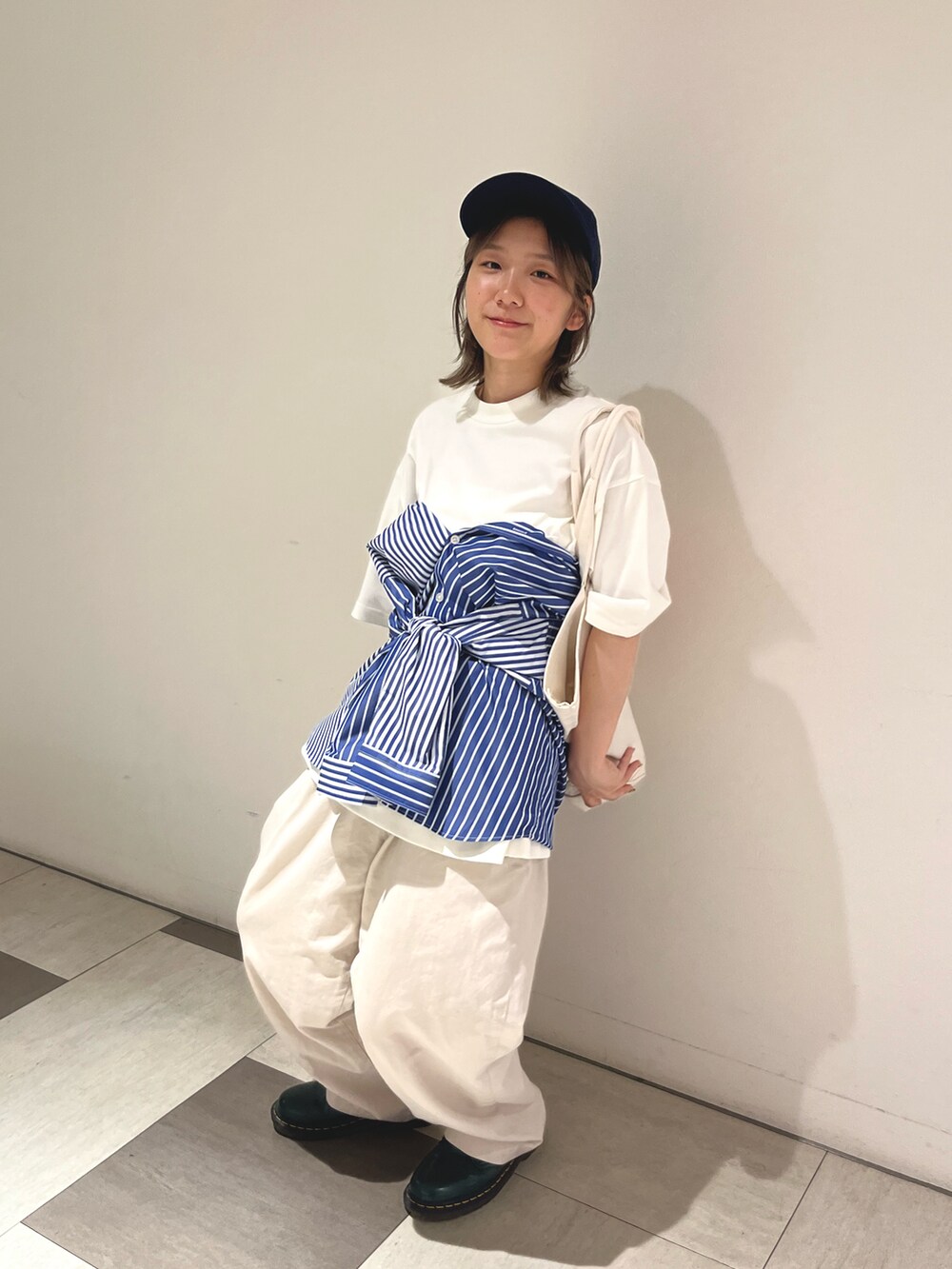 ホワイト系のTシャツ/カットソー、ベージュ系のチノパンツ、ブルー系のシャツ/ブラウスを着用したレディースの夏コーディネートの3枚目の写真