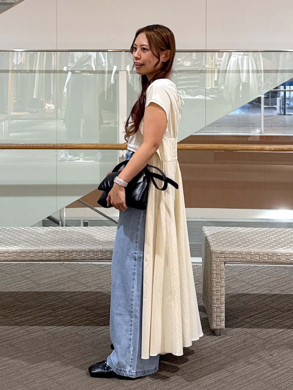 「ショルダーバッグ、秋服準備はじめました、秋のコーデ、ワンピース、デニム、低身長、低身長コーデ、夏」｜「FREE'S MARTの【4サイズ展開XS-L】甘織ワイドデニムパンツ【低身長サイズ有】（デニムパンツ、ブルー系）」を使った、HITOMIさん（骨格ナチュラル・レディース・148cm）の夏コーディネートの2枚目の写真