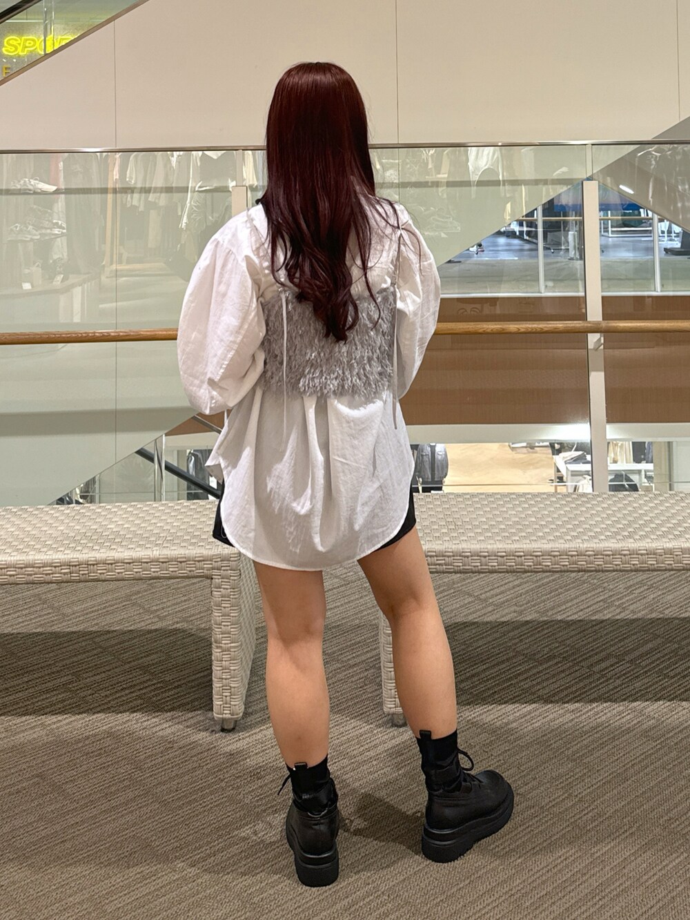 ブラック系のブーツ、ブラック系のショルダーバッグ、ブラック系のその他パンツを着用したレディースの秋コーディネートの3枚目の写真