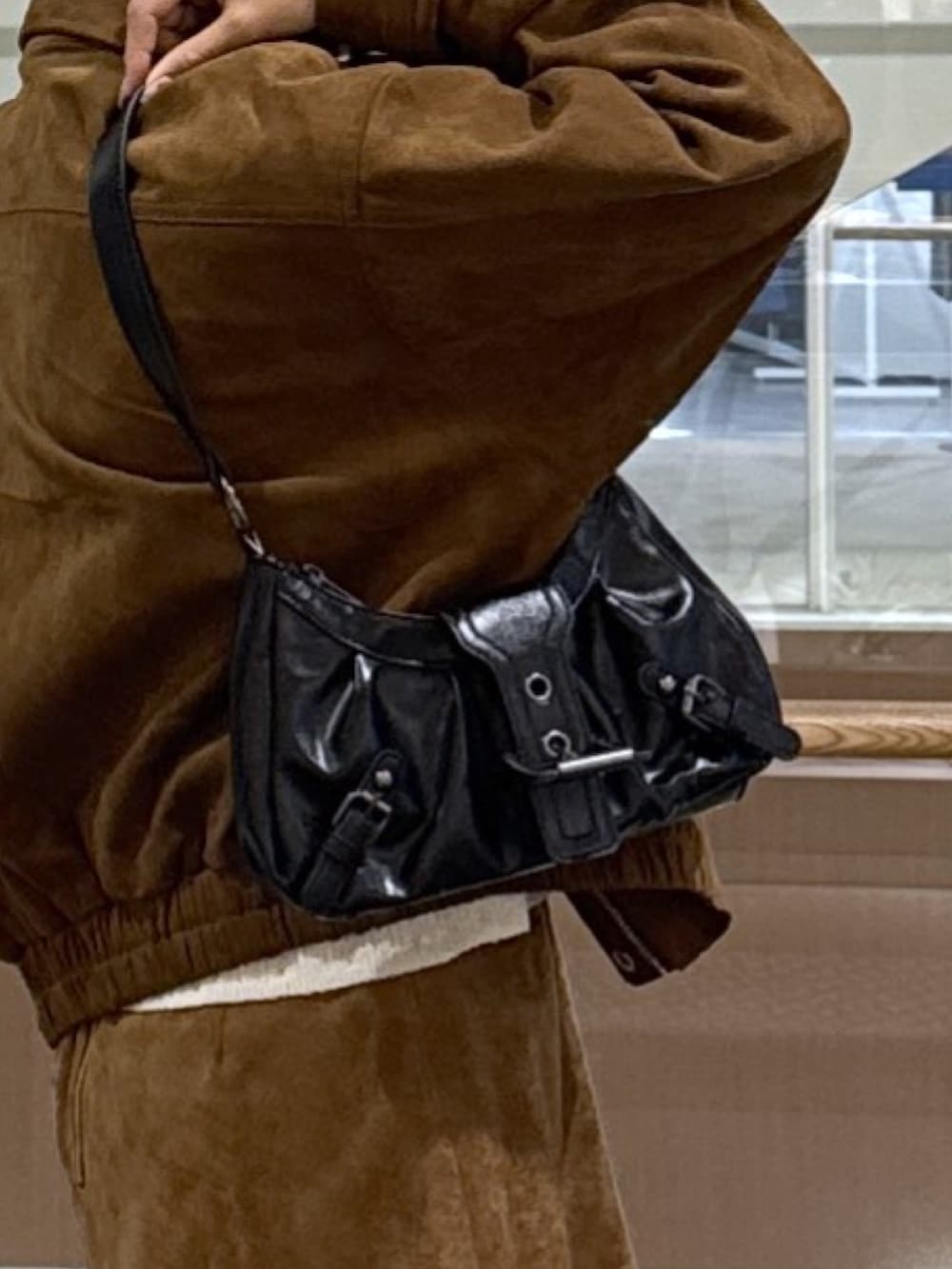 ホワイト系のニット/セーター、ベージュ系のスカート、ブラウン系のブルゾンを着用したレディースの秋コーディネートの6枚目の写真