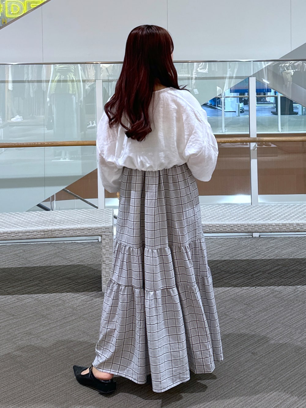 ホワイト系のキャミソール、ブラック系のパンプス、ホワイト系のカーディガン/ボレロを着用したレディースの夏コーディネートの3枚目の写真