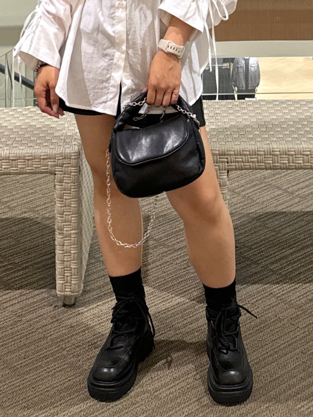 ブラック系のブーツ、ブラック系のショルダーバッグ、ブラック系のその他パンツを着用したレディースの秋コーディネートの5枚目の写真