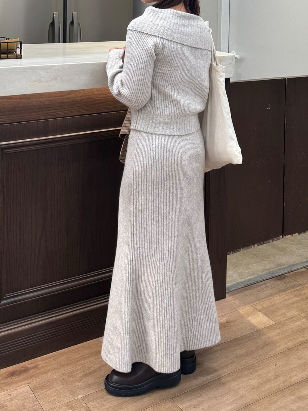 ブラウン系のテーラードジャケット、ホワイト系のキャミソール、ベージュ系のワンピースを着用したレディースの秋コーディネートの3枚目の写真