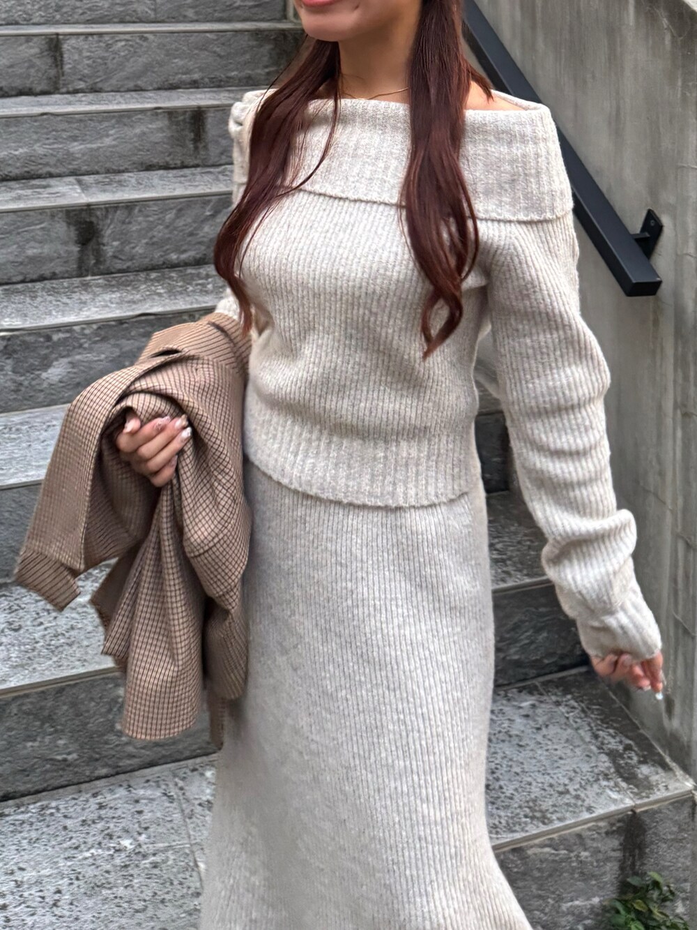 ブラウン系のテーラードジャケット、ホワイト系のキャミソール、ベージュ系のワンピースを着用したレディースの秋コーディネートの4枚目の写真