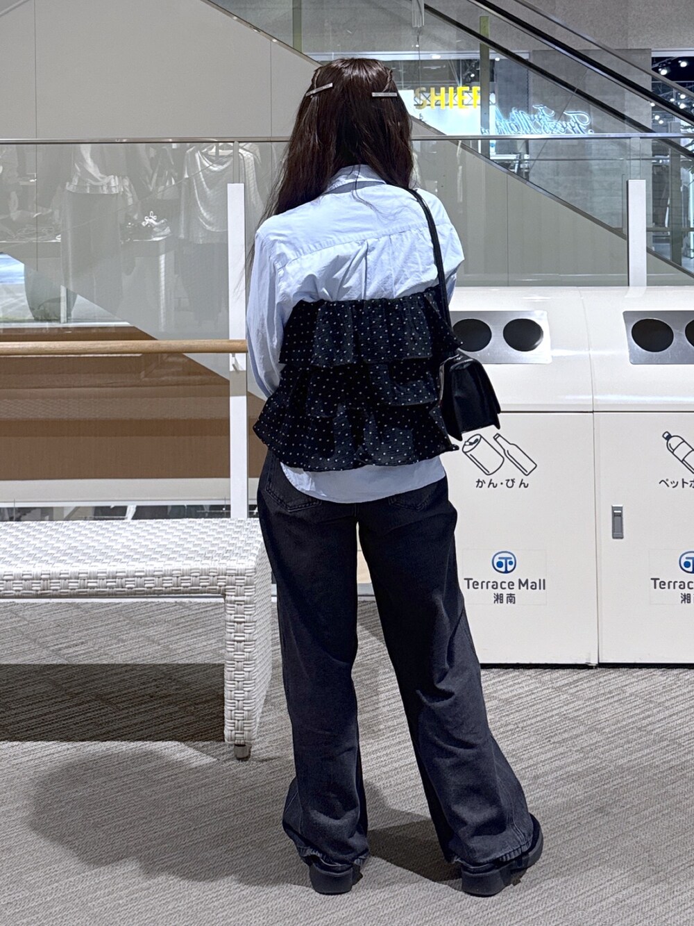 ブラック系のショルダーバッグ、ブルー系のデニムパンツ、ブルー系のシャツ/ブラウスを着用したレディースの春コーディネートの3枚目の写真