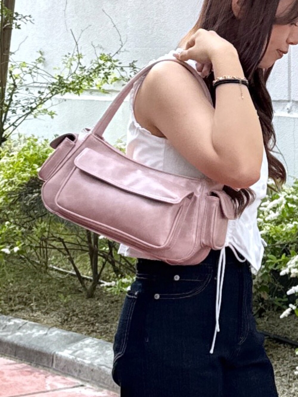 ホワイト系のシャツ/ブラウス、ピンク系のショルダーバッグ、ブルー系のデニムパンツを着用したレディースの夏コーディネートの4枚目の写真