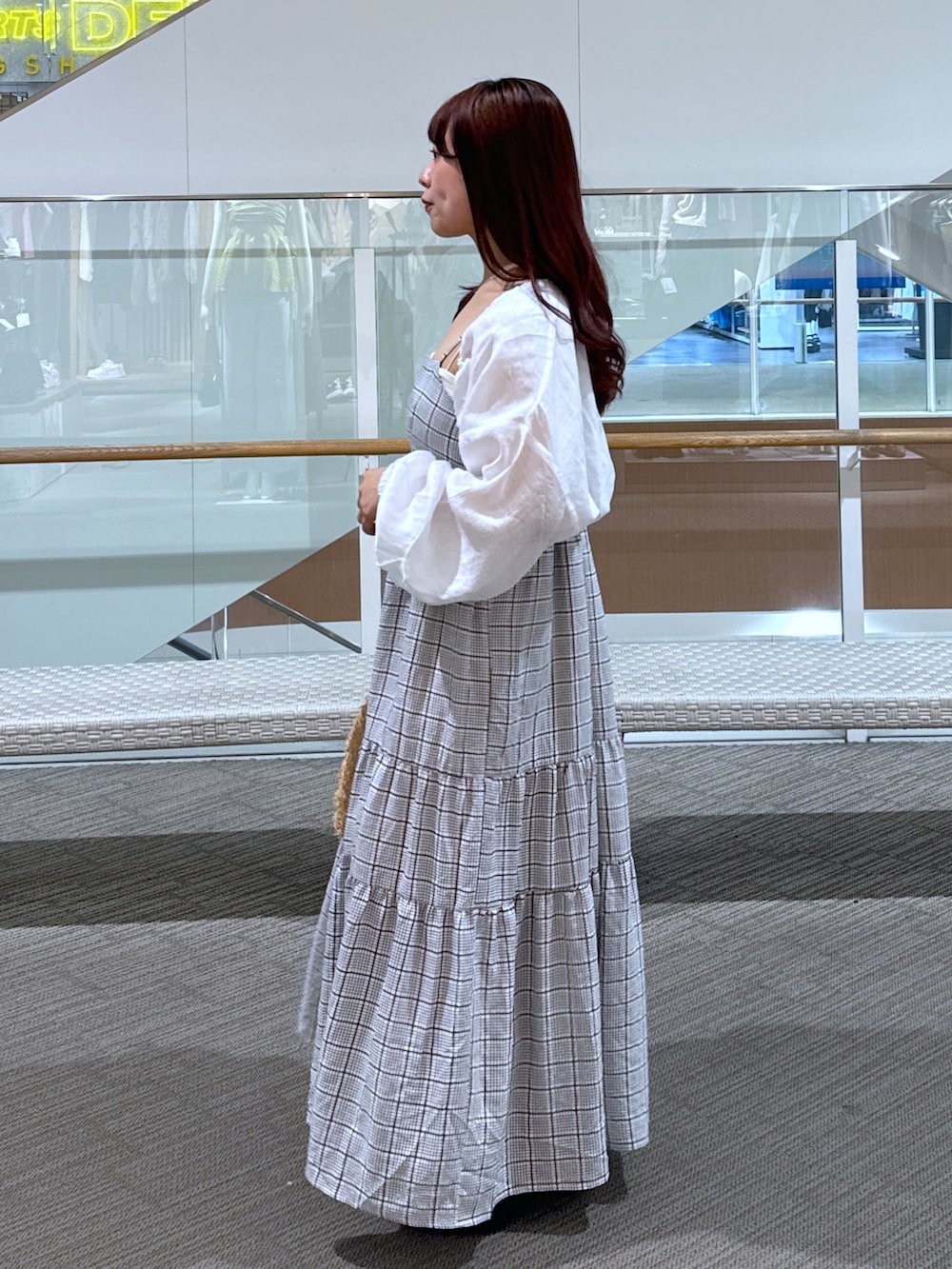 ホワイト系のキャミソール、ブラック系のパンプス、ホワイト系のカーディガン/ボレロを着用したレディースの夏コーディネートの4枚目の写真