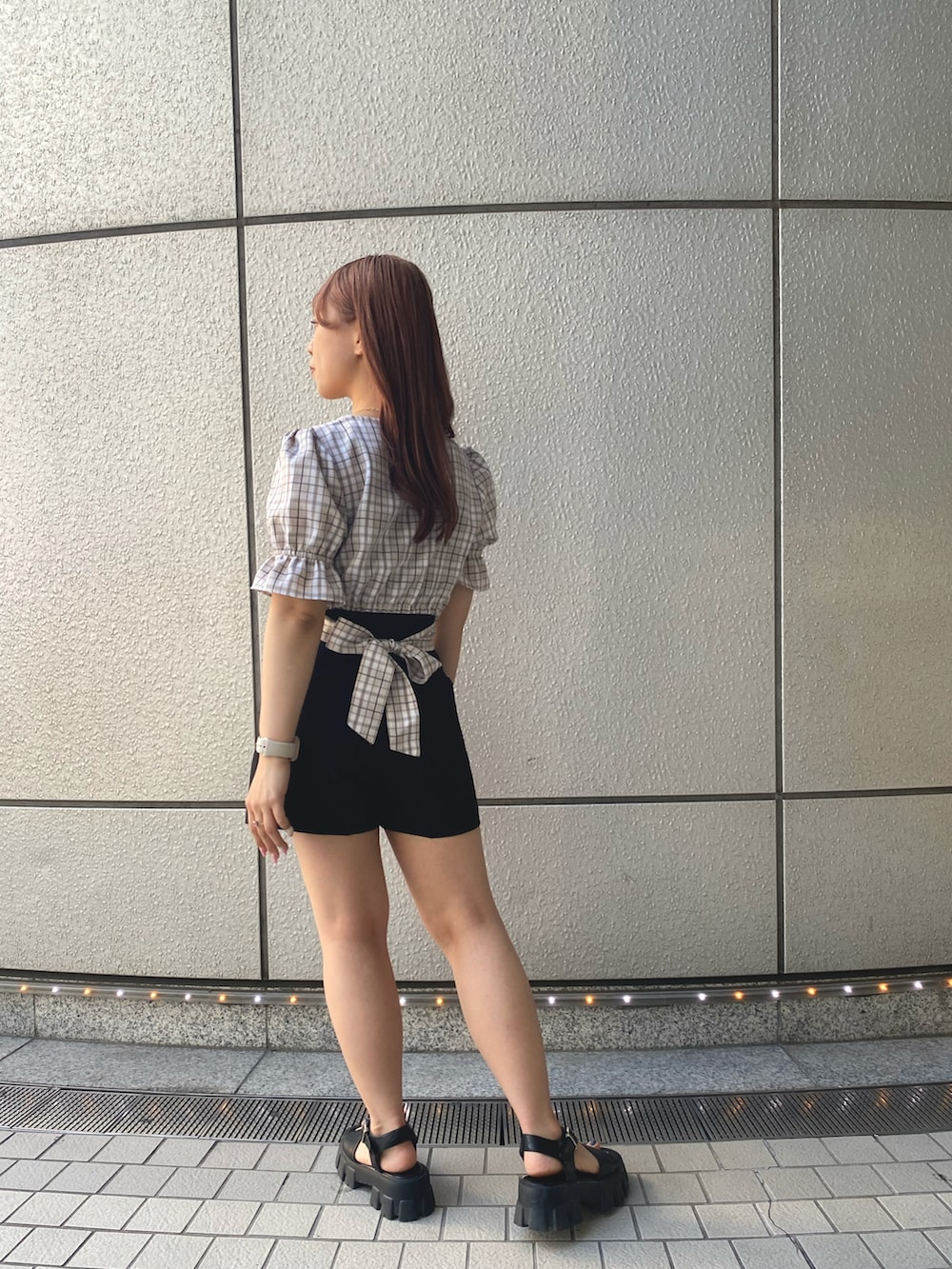 ベージュ系のシャツ/ブラウス、ブラック系のその他パンツ、ブラック系のサンダルを着用したレディースの夏コーディネートの2枚目の写真