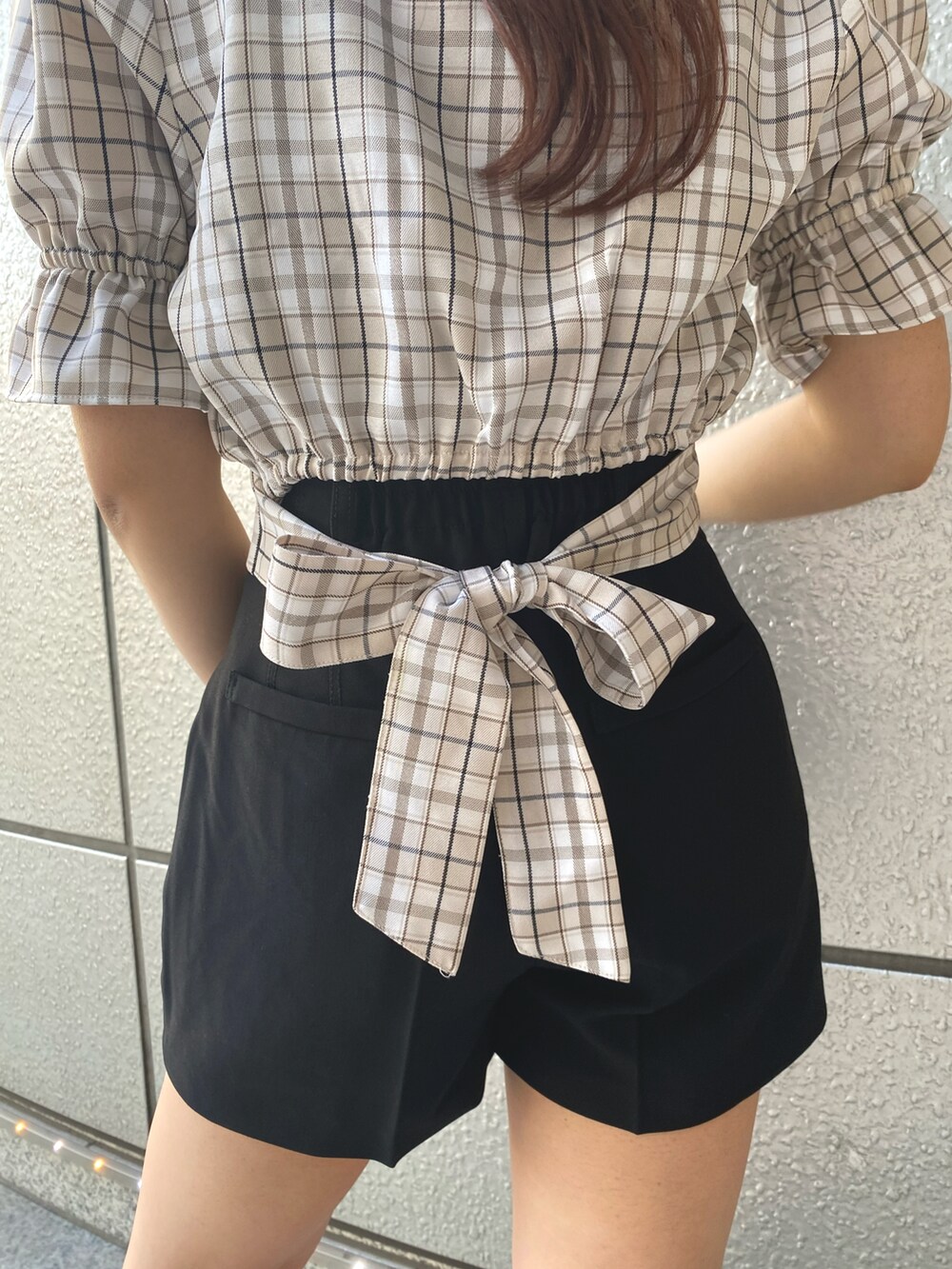 ベージュ系のシャツ/ブラウス、ブラック系のその他パンツ、ブラック系のサンダルを着用したレディースの夏コーディネートの3枚目の写真