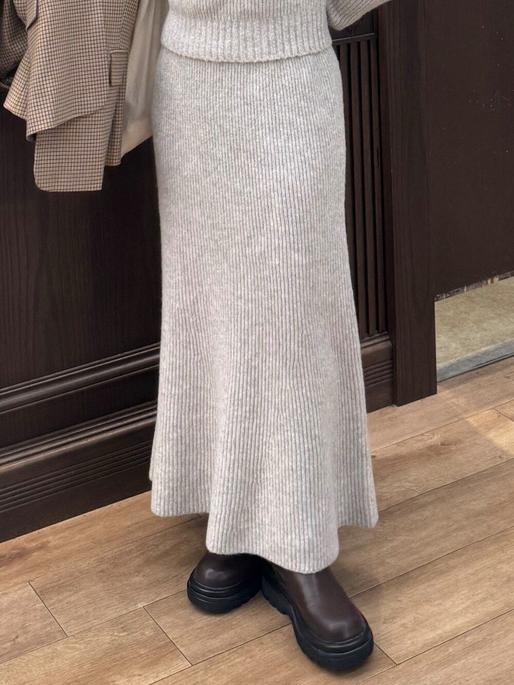 ブラウン系のテーラードジャケット、ホワイト系のキャミソール、ベージュ系のワンピースを着用したレディースの秋コーディネートの5枚目の写真