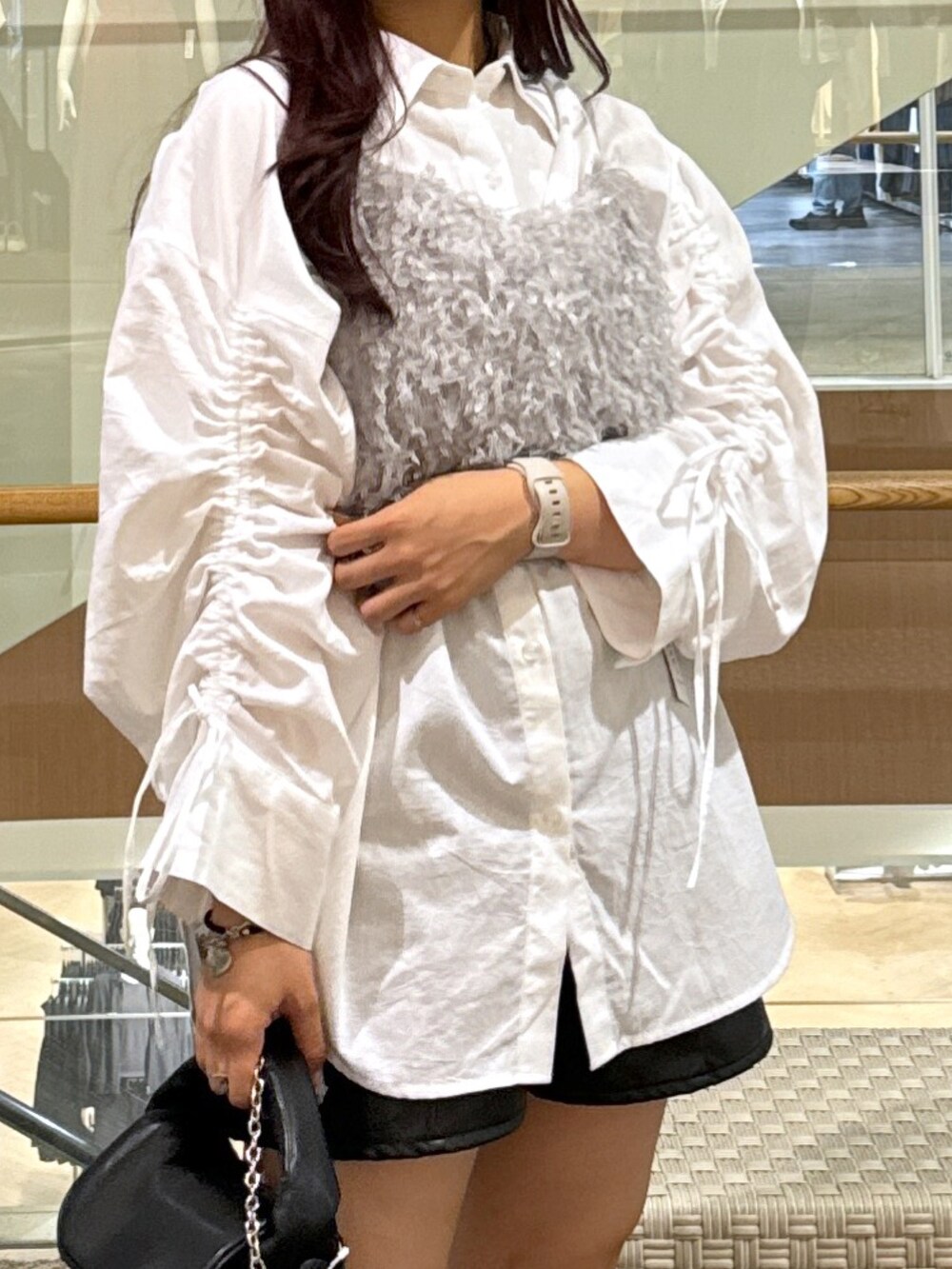 ブラック系のブーツ、ブラック系のショルダーバッグ、ブラック系のその他パンツを着用したレディースの秋コーディネートの4枚目の写真