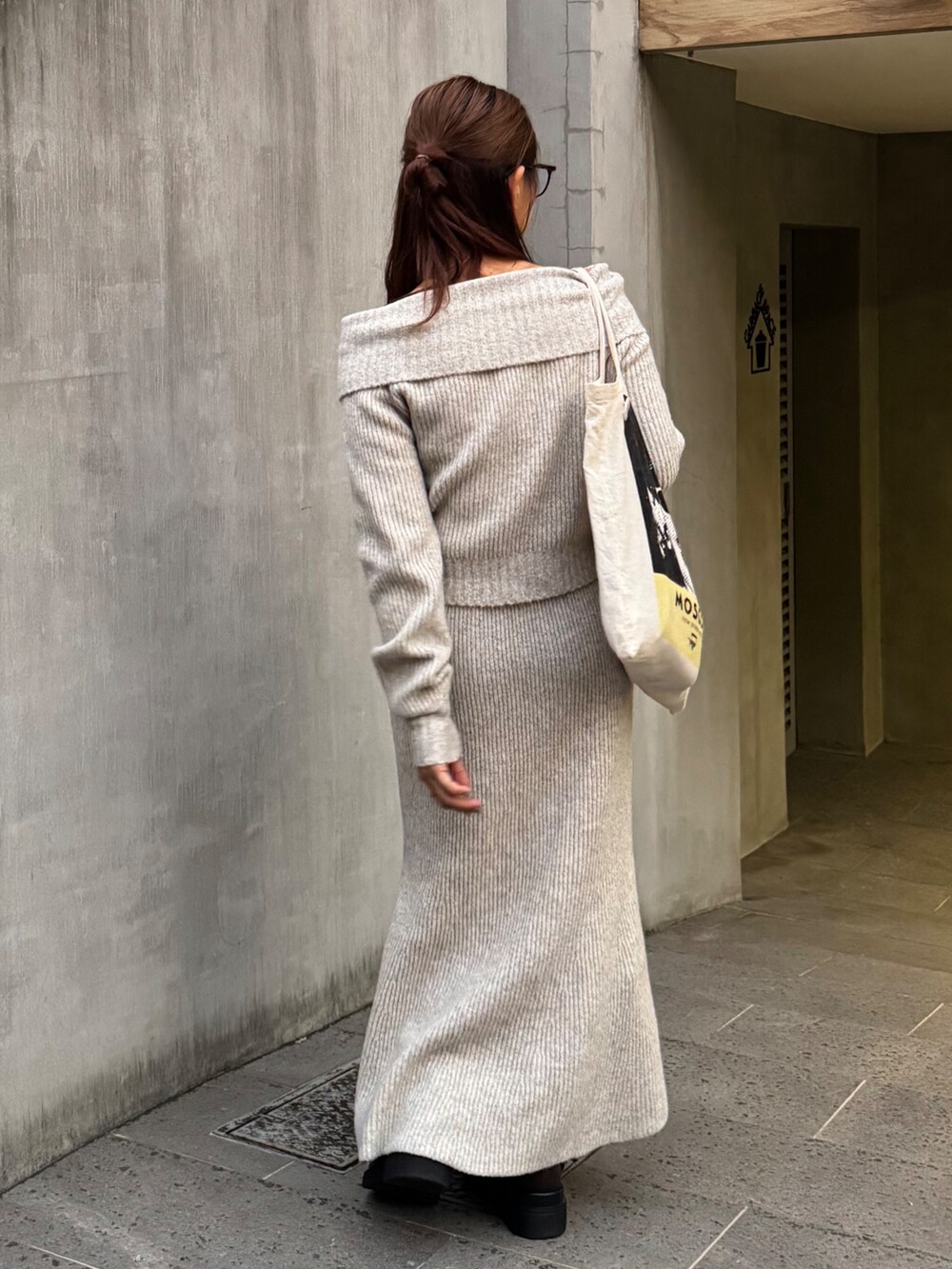 ブラウン系のテーラードジャケット、ホワイト系のキャミソール、ベージュ系のワンピースを着用したレディースの秋コーディネートの2枚目の写真