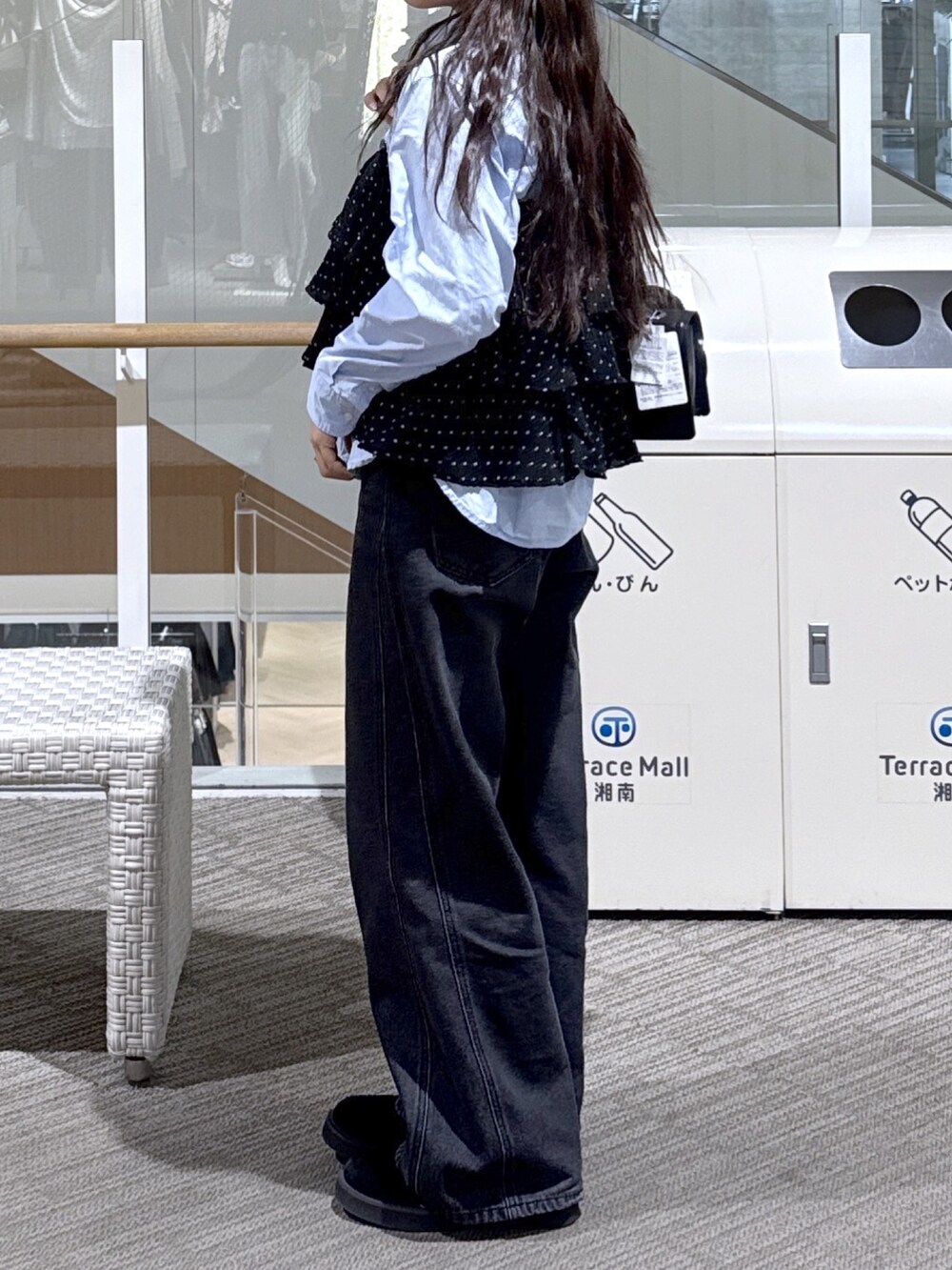 ブラック系のショルダーバッグ、ブルー系のデニムパンツ、ブルー系のシャツ/ブラウスを着用したレディースの春コーディネートの4枚目の写真