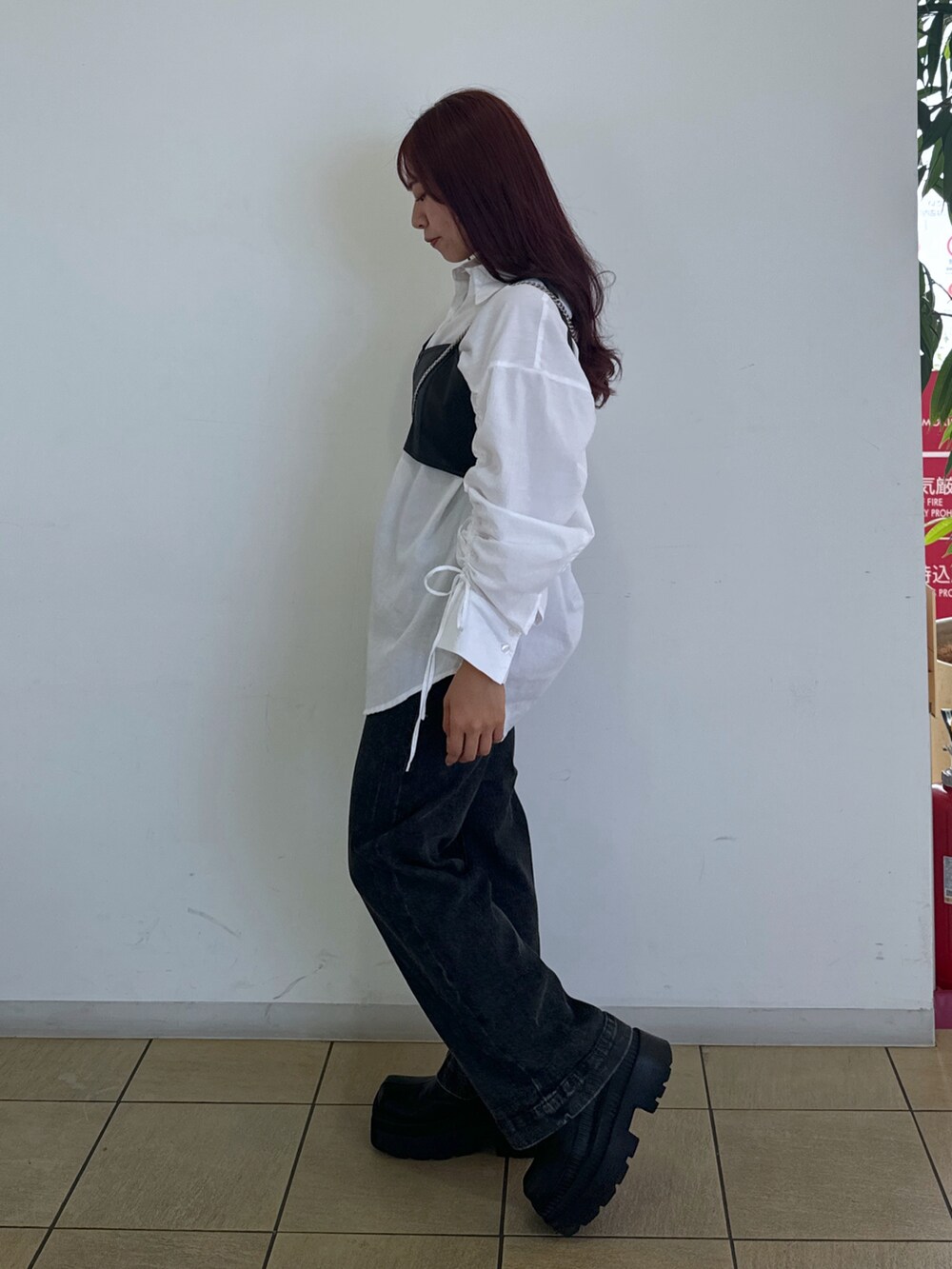 ホワイト系のシャツ/ブラウス、ブラック系のショルダーバッグ、ホワイト系のデニムパンツを着用したレディースの秋コーディネートの2枚目の写真