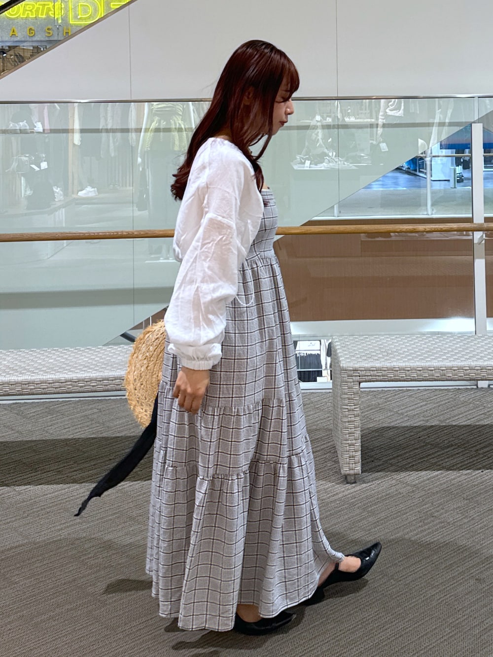 ホワイト系のキャミソール、ブラック系のパンプス、ホワイト系のカーディガン/ボレロを着用したレディースの夏コーディネートの2枚目の写真