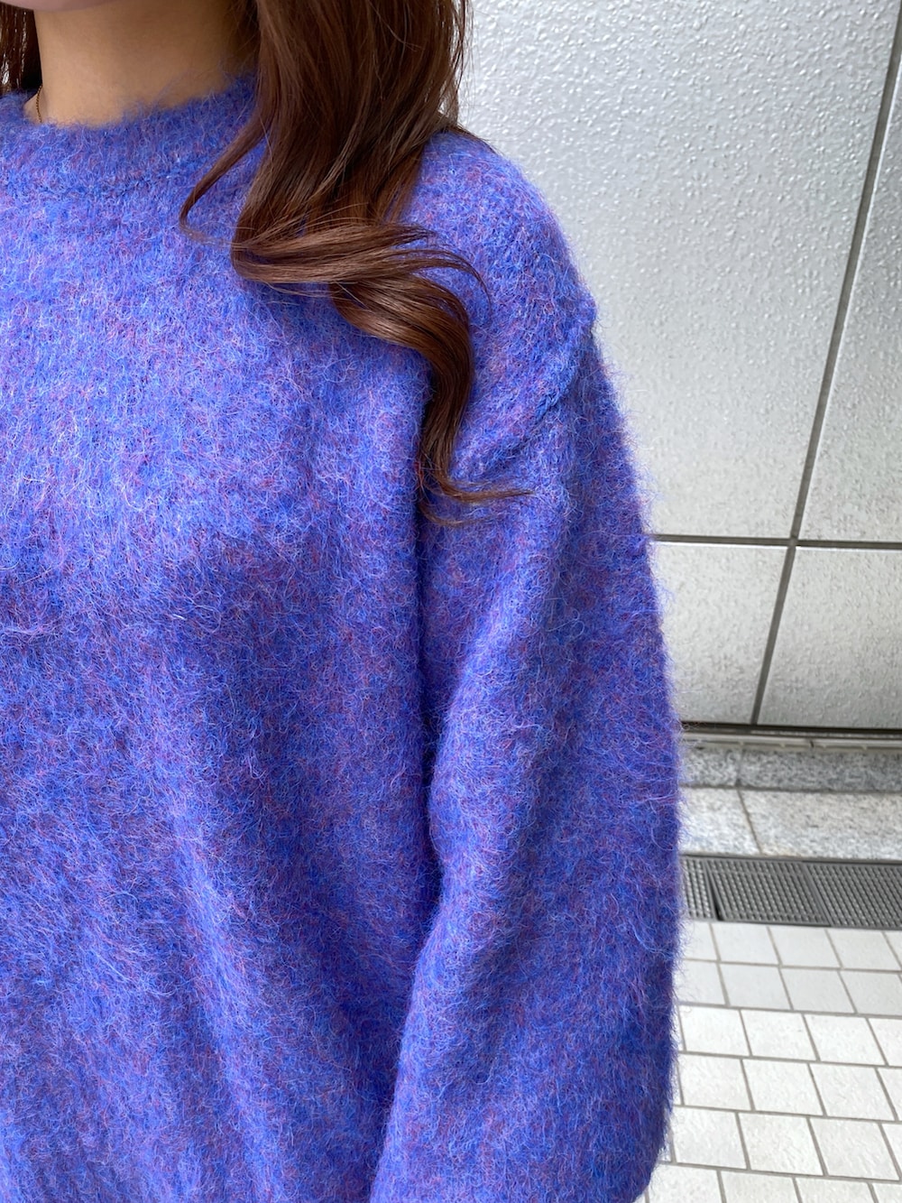 イエロー系のニット/セーター、ベージュ系のその他パンツ、ホワイト系のブーツを着用したレディースの秋コーディネートの4枚目の写真