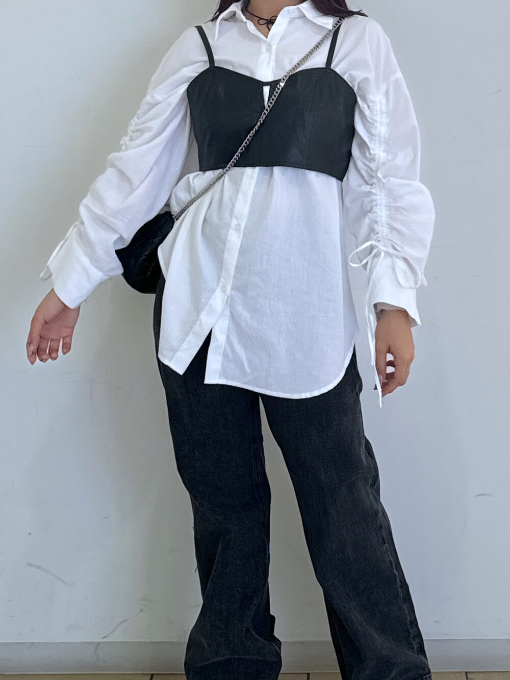 ホワイト系のシャツ/ブラウス、ブラック系のショルダーバッグ、ホワイト系のデニムパンツを着用したレディースの秋コーディネートの4枚目の写真