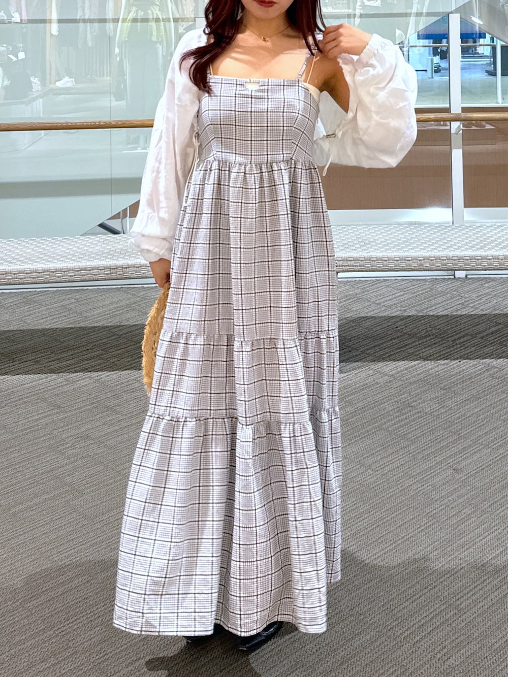 ホワイト系のキャミソール、ブラック系のパンプス、ホワイト系のカーディガン/ボレロを着用したレディースの夏コーディネートの5枚目の写真