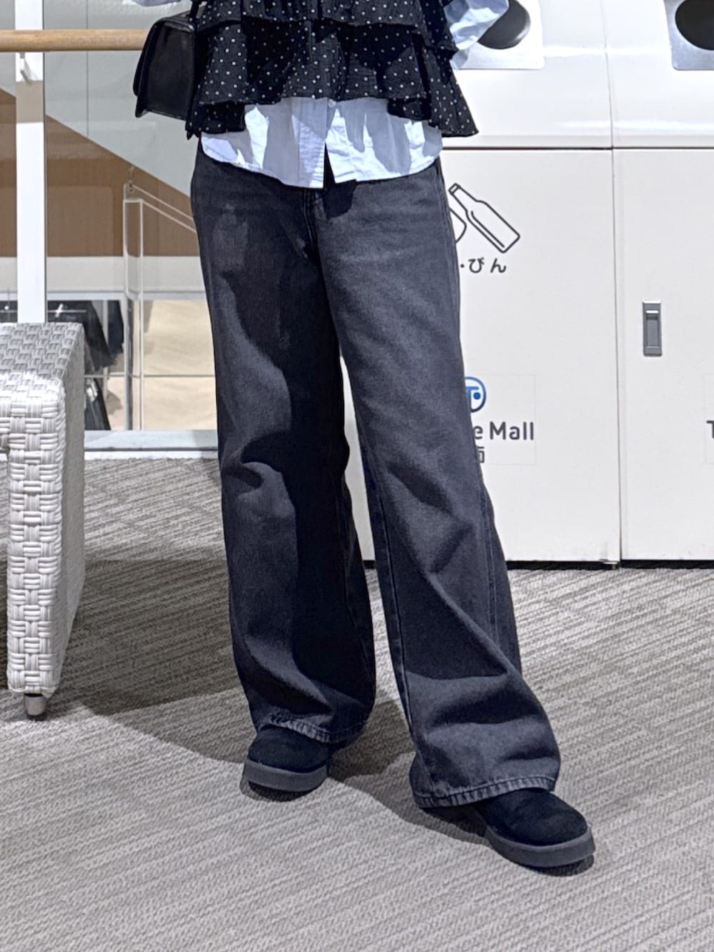 ブラック系のショルダーバッグ、ブルー系のデニムパンツ、ブルー系のシャツ/ブラウスを着用したレディースの春コーディネートの6枚目の写真