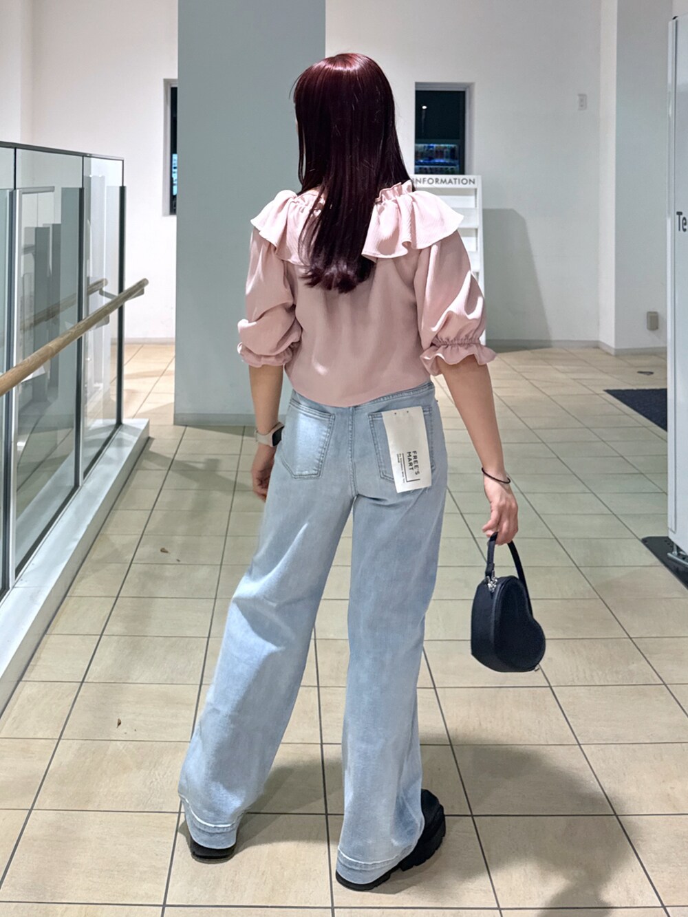 ピンク系のショルダーバッグ、ピンク系のシャツ/ブラウス、ホワイト系のデニムパンツを着用したレディースの春コーディネートの2枚目の写真