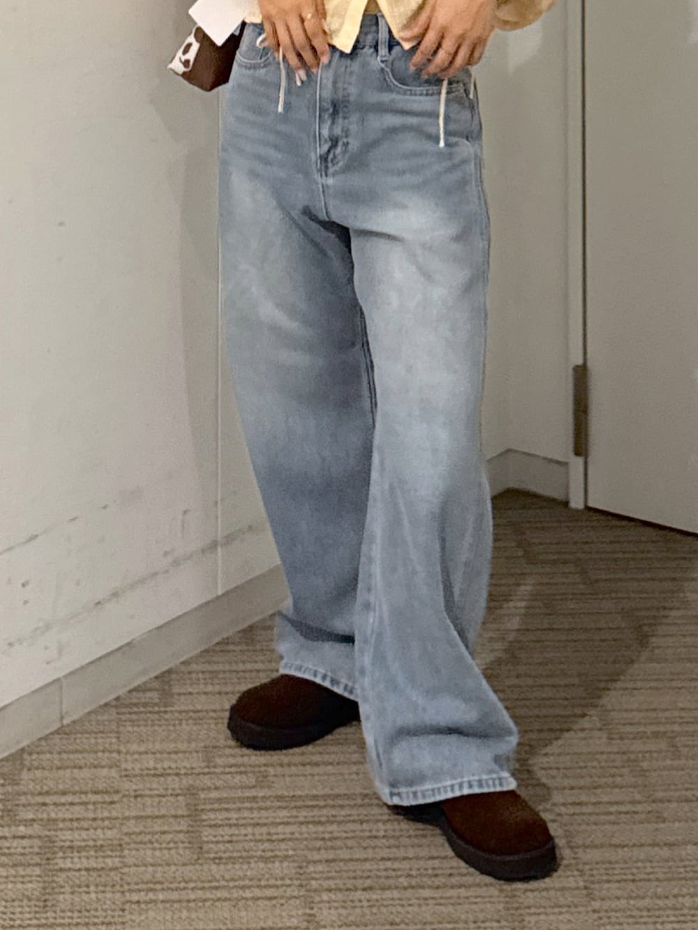 ホワイト系のキャミソール、ブラウン系のショルダーバッグ、イエロー系のシャツ/ブラウスを着用したレディースの秋コーディネートの5枚目の写真