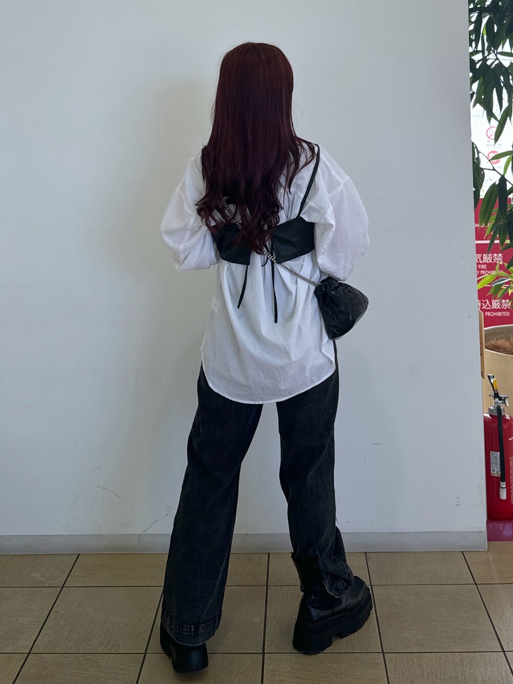 ホワイト系のシャツ/ブラウス、ブラック系のショルダーバッグ、ホワイト系のデニムパンツを着用したレディースの秋コーディネートの3枚目の写真