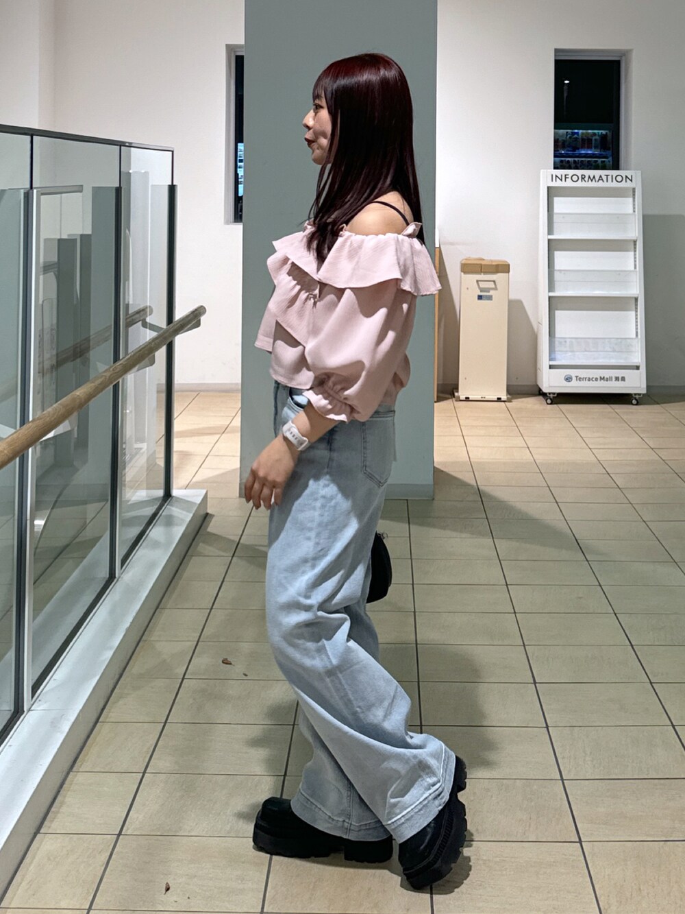 ピンク系のショルダーバッグ、ピンク系のシャツ/ブラウス、ホワイト系のデニムパンツを着用したレディースの春コーディネートの3枚目の写真