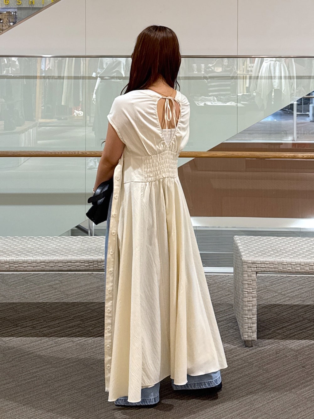 「ショルダーバッグ、秋服準備はじめました、秋のコーデ、ワンピース、デニム、低身長、低身長コーデ、夏」｜「FREE'S MARTの【4サイズ展開XS-L】甘織ワイドデニムパンツ【低身長サイズ有】（デニムパンツ、ブルー系）」を使った、HITOMIさん（骨格ナチュラル・レディース・148cm）の夏コーディネートの4枚目の写真