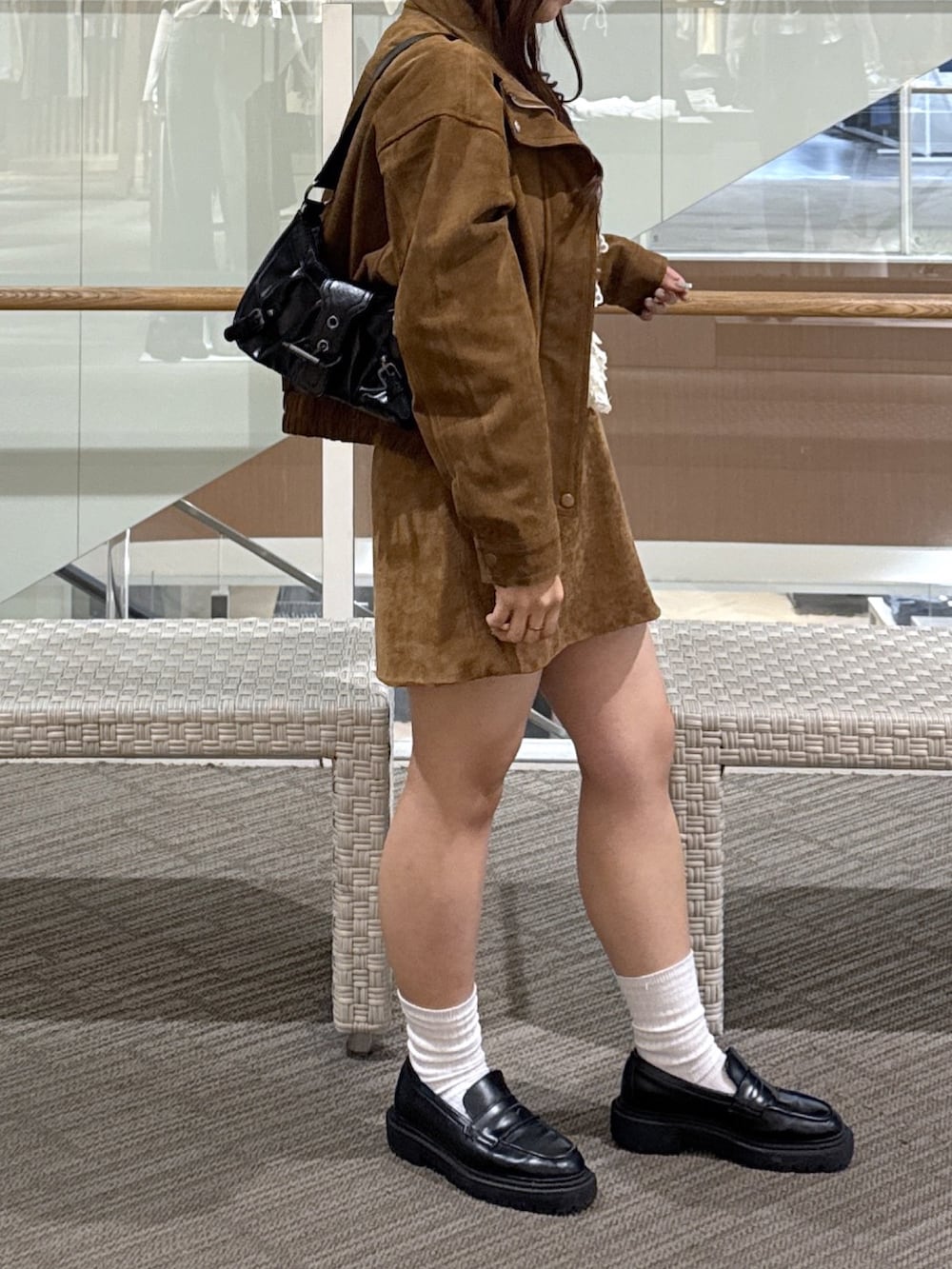 ホワイト系のニット/セーター、ベージュ系のスカート、ブラウン系のブルゾンを着用したレディースの秋コーディネートの3枚目の写真