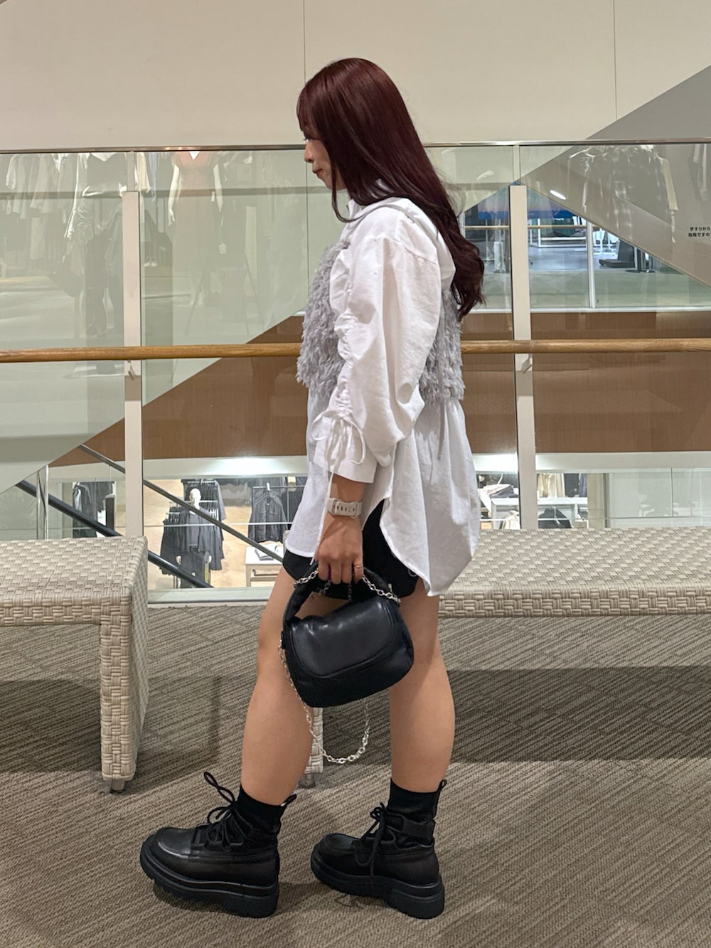 ブラック系のブーツ、ブラック系のショルダーバッグ、ブラック系のその他パンツを着用したレディースの秋コーディネートの2枚目の写真