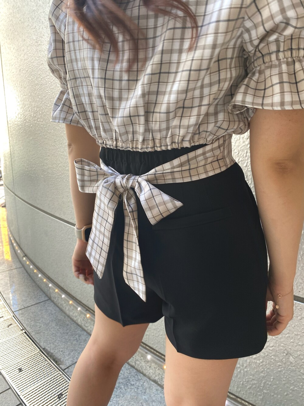 ベージュ系のシャツ/ブラウス、ブラック系のその他パンツ、ブラック系のサンダルを着用したレディースの夏コーディネートの4枚目の写真