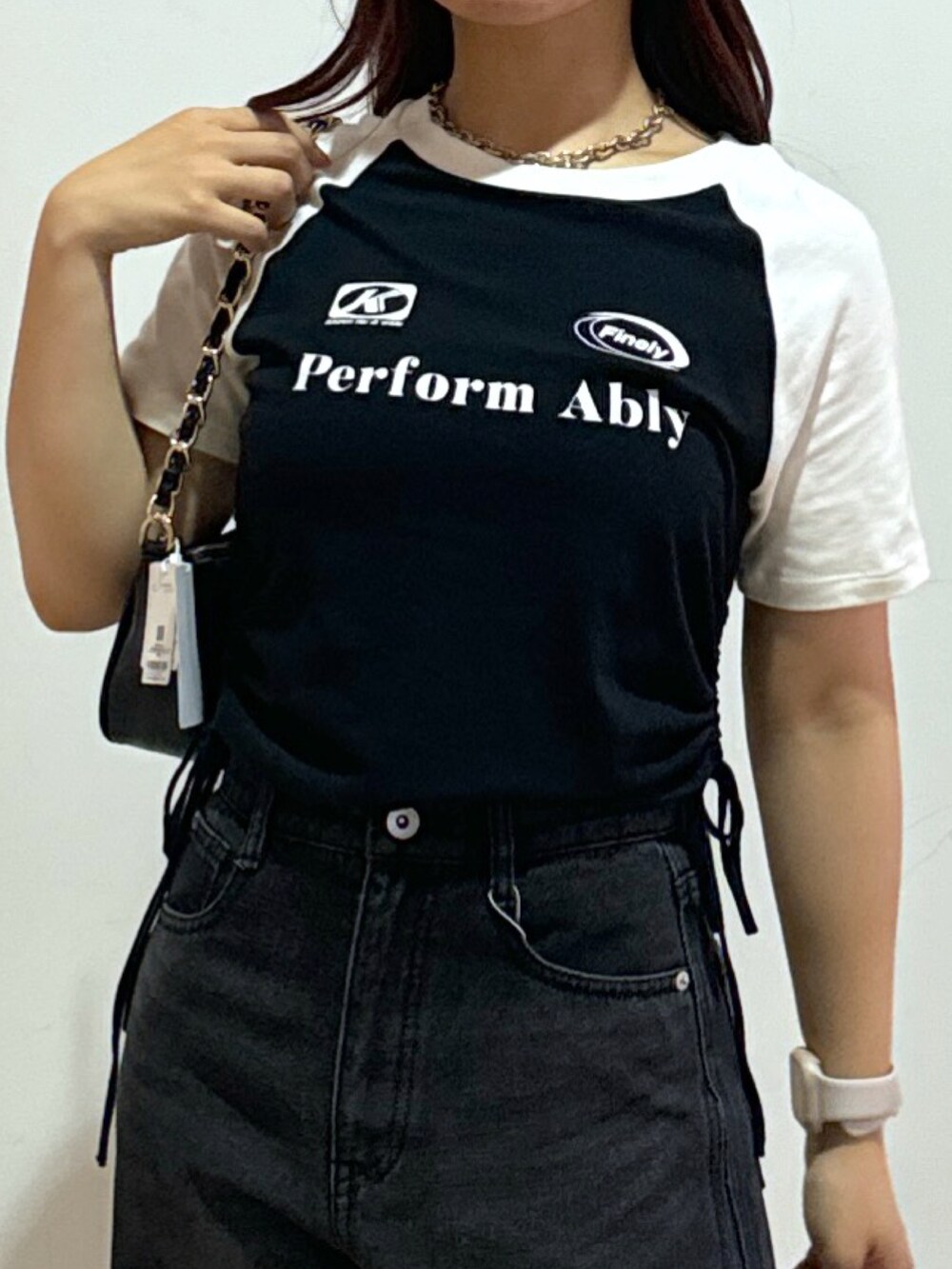 ブルー系のデニムパンツ、ブラック系のトートバッグ、レッド系のTシャツ/カットソーを着用したレディースの夏コーディネートの4枚目の写真