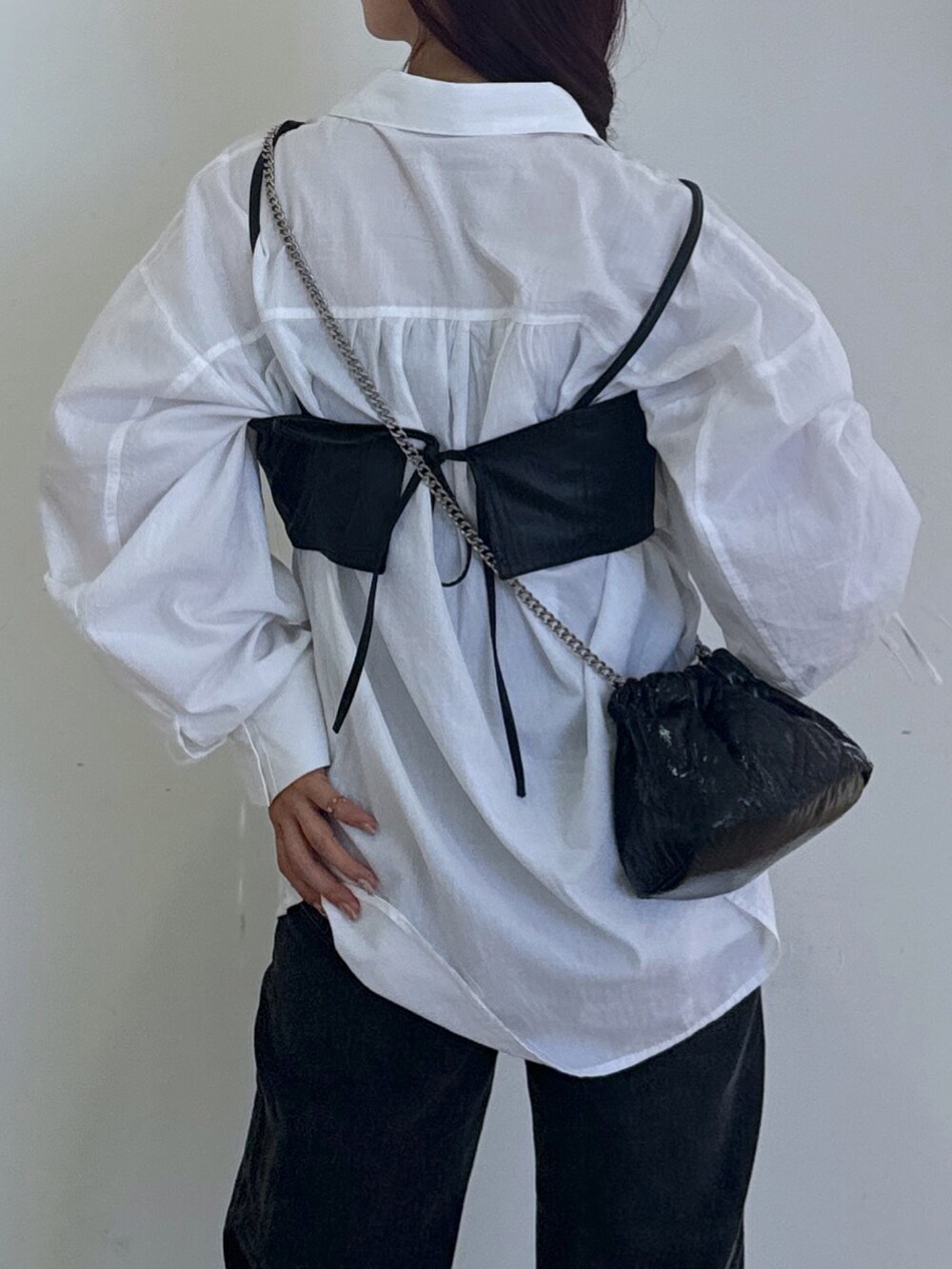 ホワイト系のシャツ/ブラウス、ブラック系のショルダーバッグ、ホワイト系のデニムパンツを着用したレディースの秋コーディネートの5枚目の写真