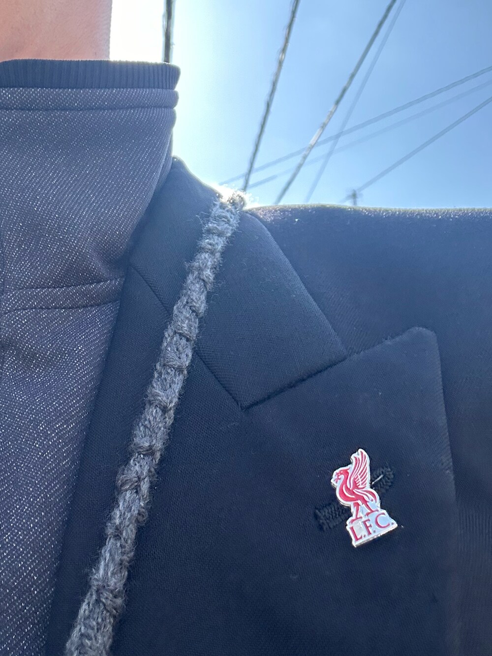 ブラック系のテーラードジャケット、ブルー系のデニムパンツ、ブラック系のジャケット/アウターを着用したメンズの春コーディネートの2枚目の写真