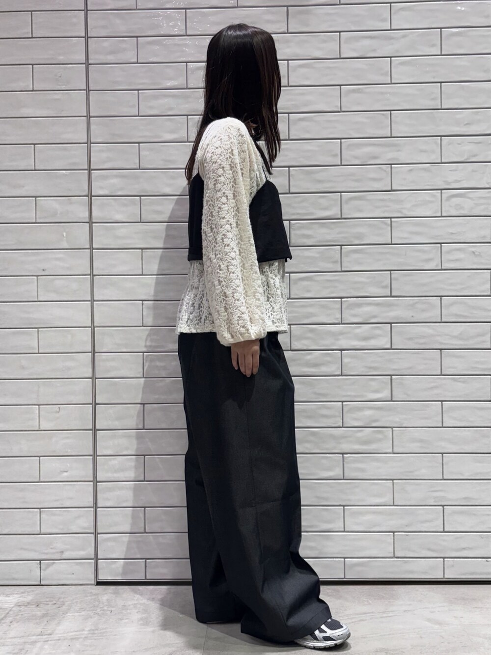 ブラック系のタンクトップ、ホワイト系のシャツ/ブラウス、ブラック系のその他パンツを着用したレディースの秋コーディネートの3枚目の写真