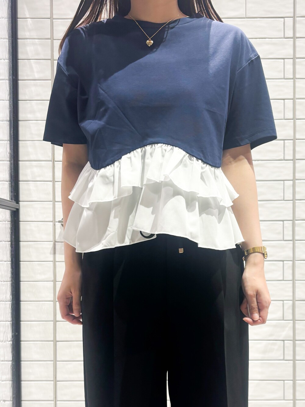 ブルー系のTシャツ/カットソー、ブラック系のその他パンツ、ホワイト系のサンダルを着用したレディースの春コーディネートの7枚目の写真