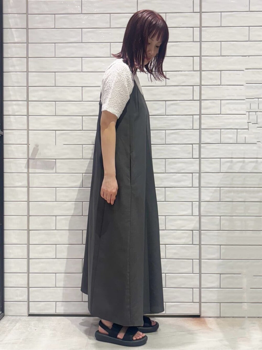 ホワイト系のTシャツ/カットソー、グレー系のワンピース、ベージュ系のショルダーバッグを着用したレディースの夏コーディネートの2枚目の写真