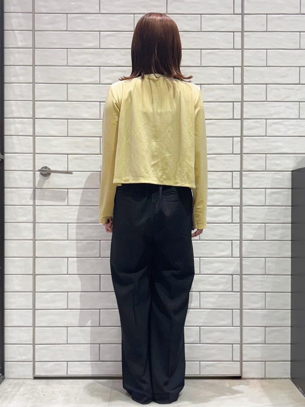 ブラック系のタンクトップ、ブラック系のその他パンツ、ブラウン系のボディバッグ/ウエストポーチを着用したレディースの秋コーディネートの3枚目の写真
