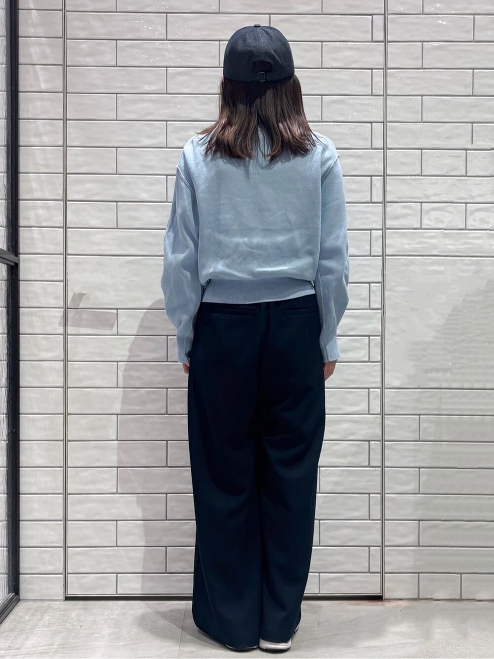 ブルー系のニット/セーター、ブルー系のその他パンツ、グレー系のショルダーバッグを着用したレディースの冬コーディネートの4枚目の写真