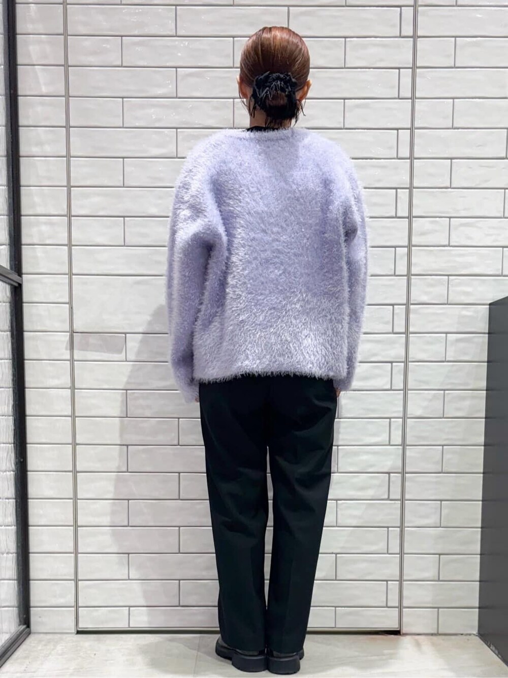 パープル系のカーディガン/ボレロ、ブラック系のTシャツ/カットソー、ブラック系のその他パンツを着用したレディースの秋コーディネートの4枚目の写真