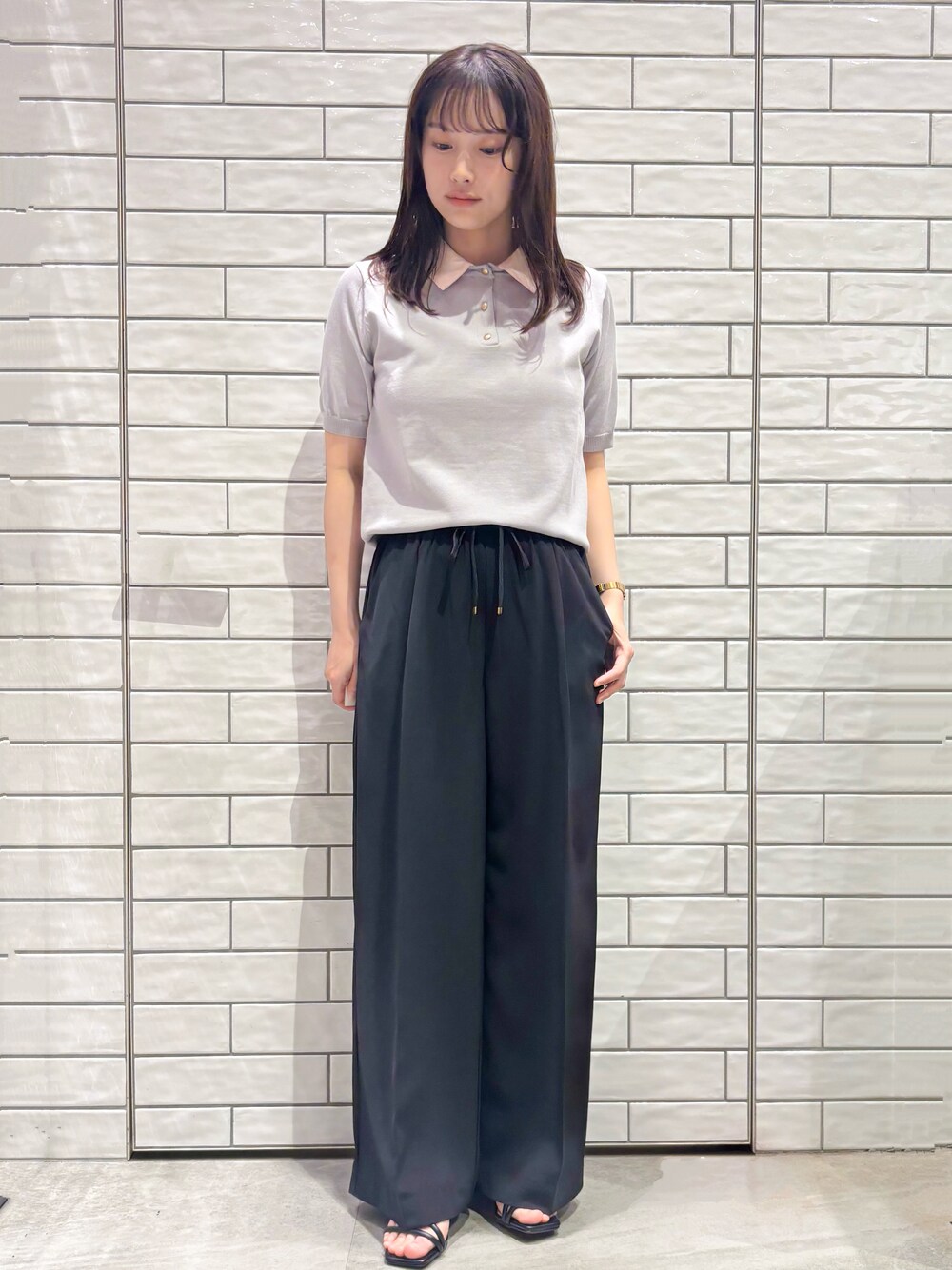 グレー系のニット/セーター、ブラック系のその他パンツ、ブラック系のサンダルを着用したレディースの春コーディネートの3枚目の写真