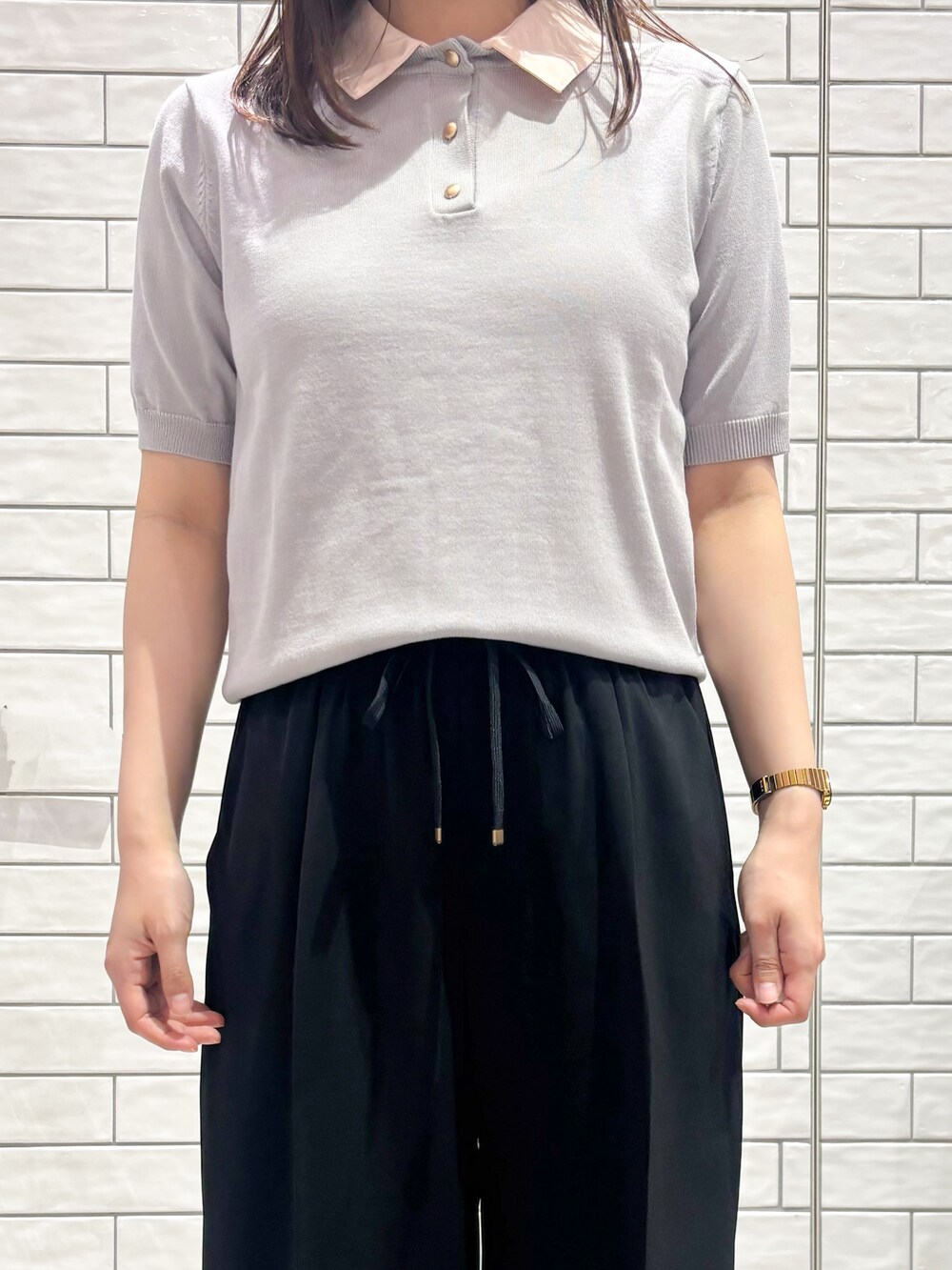 グレー系のニット/セーター、ブラック系のその他パンツ、ブラック系のサンダルを着用したレディースの春コーディネートの4枚目の写真