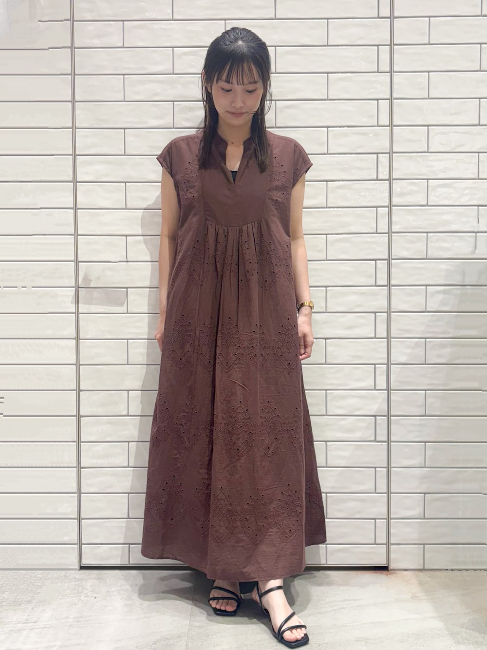 ブラック系のタンクトップ、ブラウン系のワンピース、ブラック系のサンダルを着用したレディースの夏コーディネートの2枚目の写真