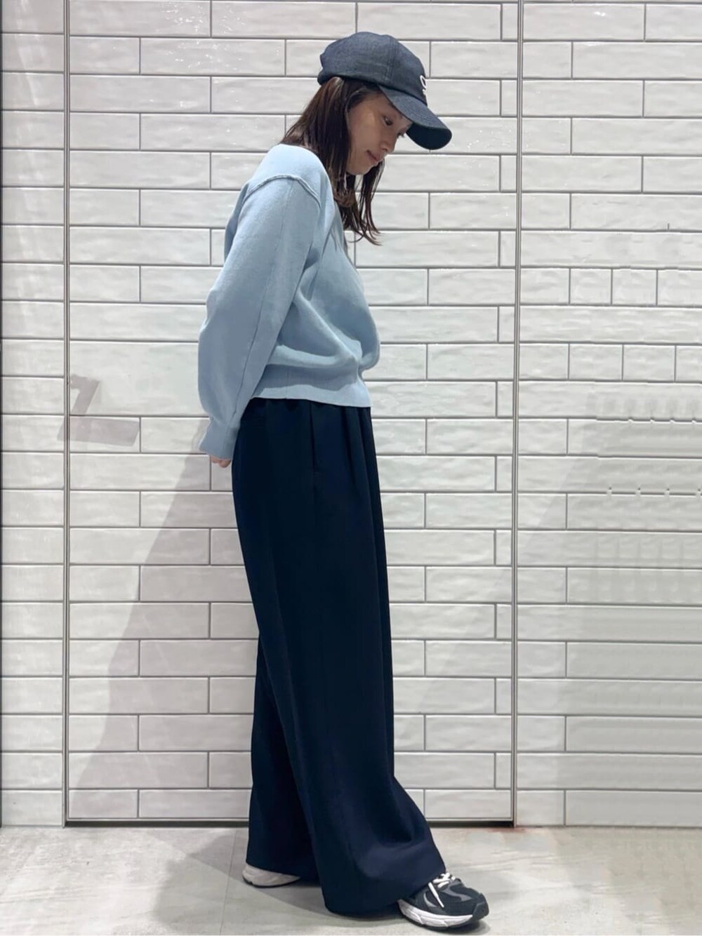 ブルー系のニット/セーター、ブルー系のその他パンツ、グレー系のショルダーバッグを着用したレディースの冬コーディネートの3枚目の写真