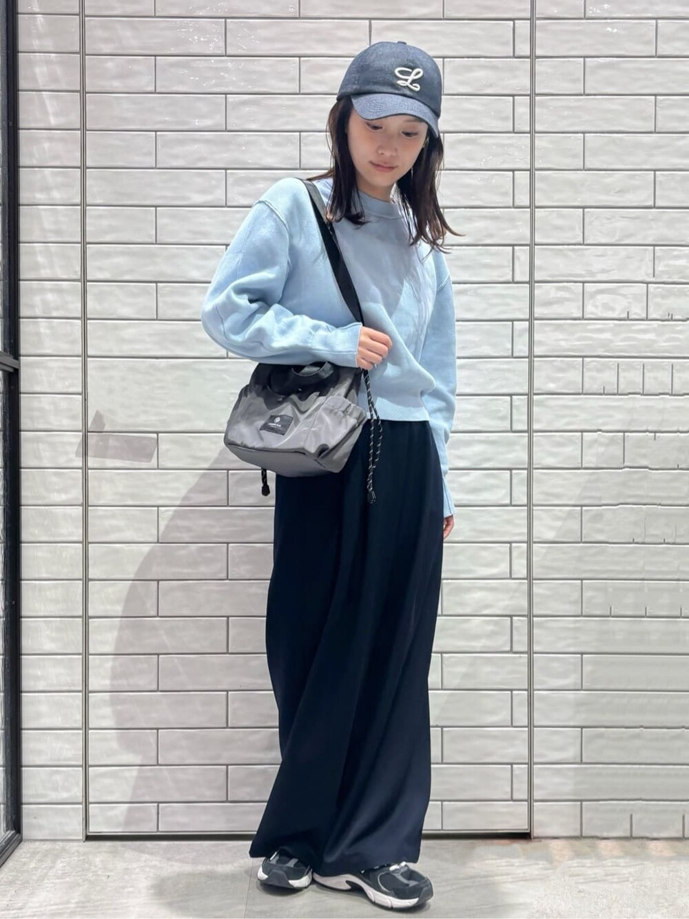 ブルー系のニット/セーター、ブルー系のその他パンツ、グレー系のショルダーバッグを着用したレディースの冬コーディネートの2枚目の写真