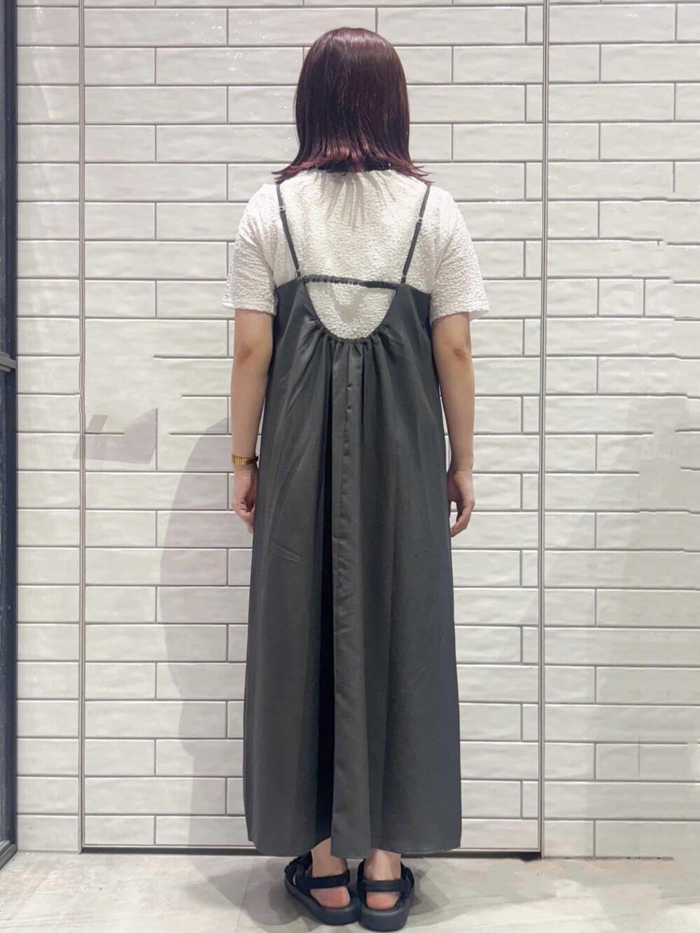 ホワイト系のTシャツ/カットソー、グレー系のワンピース、ベージュ系のショルダーバッグを着用したレディースの夏コーディネートの3枚目の写真