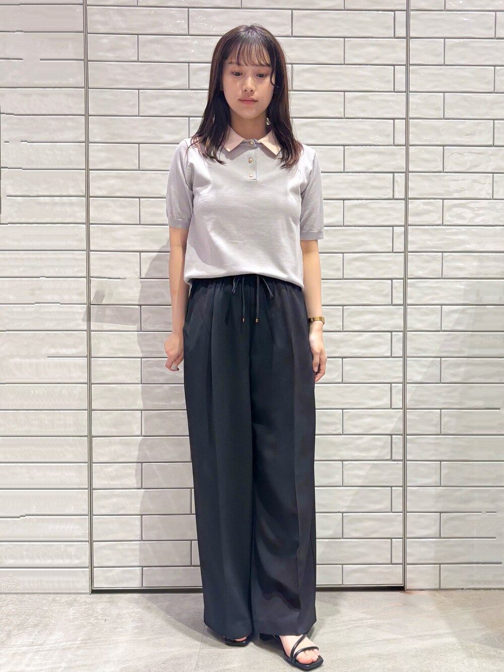 グレー系のニット/セーター、ブラック系のその他パンツ、ブラック系のサンダルを着用したレディースの春コーディネートの2枚目の写真