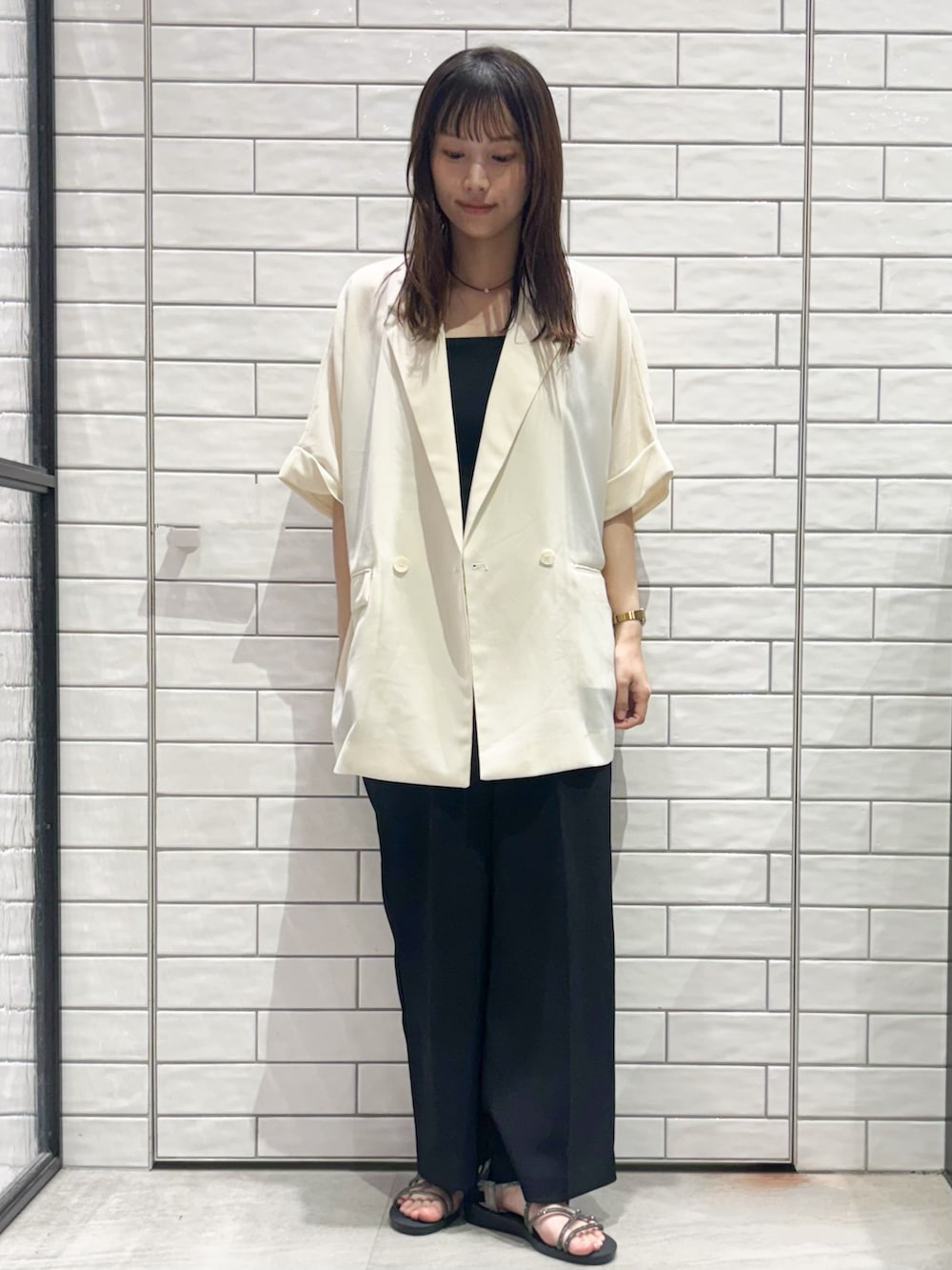 ブラック系のその他パンツ、シルバー系のサンダル、ホワイト系のテーラードジャケットを着用したレディースの春コーディネートの2枚目の写真