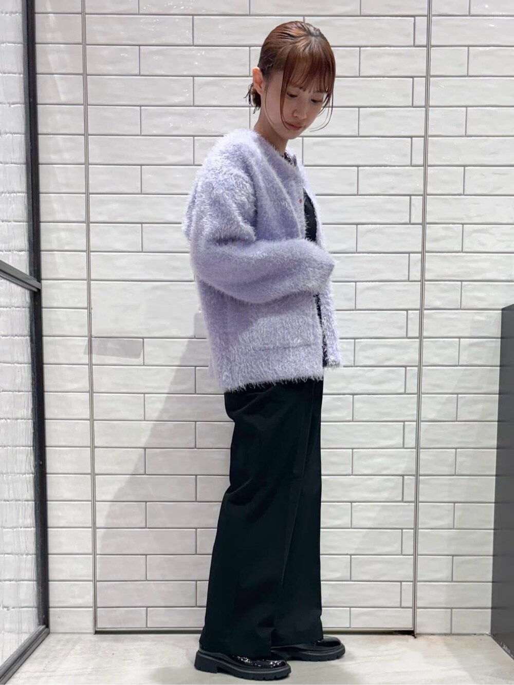 パープル系のカーディガン/ボレロ、ブラック系のTシャツ/カットソー、ブラック系のその他パンツを着用したレディースの秋コーディネートの3枚目の写真